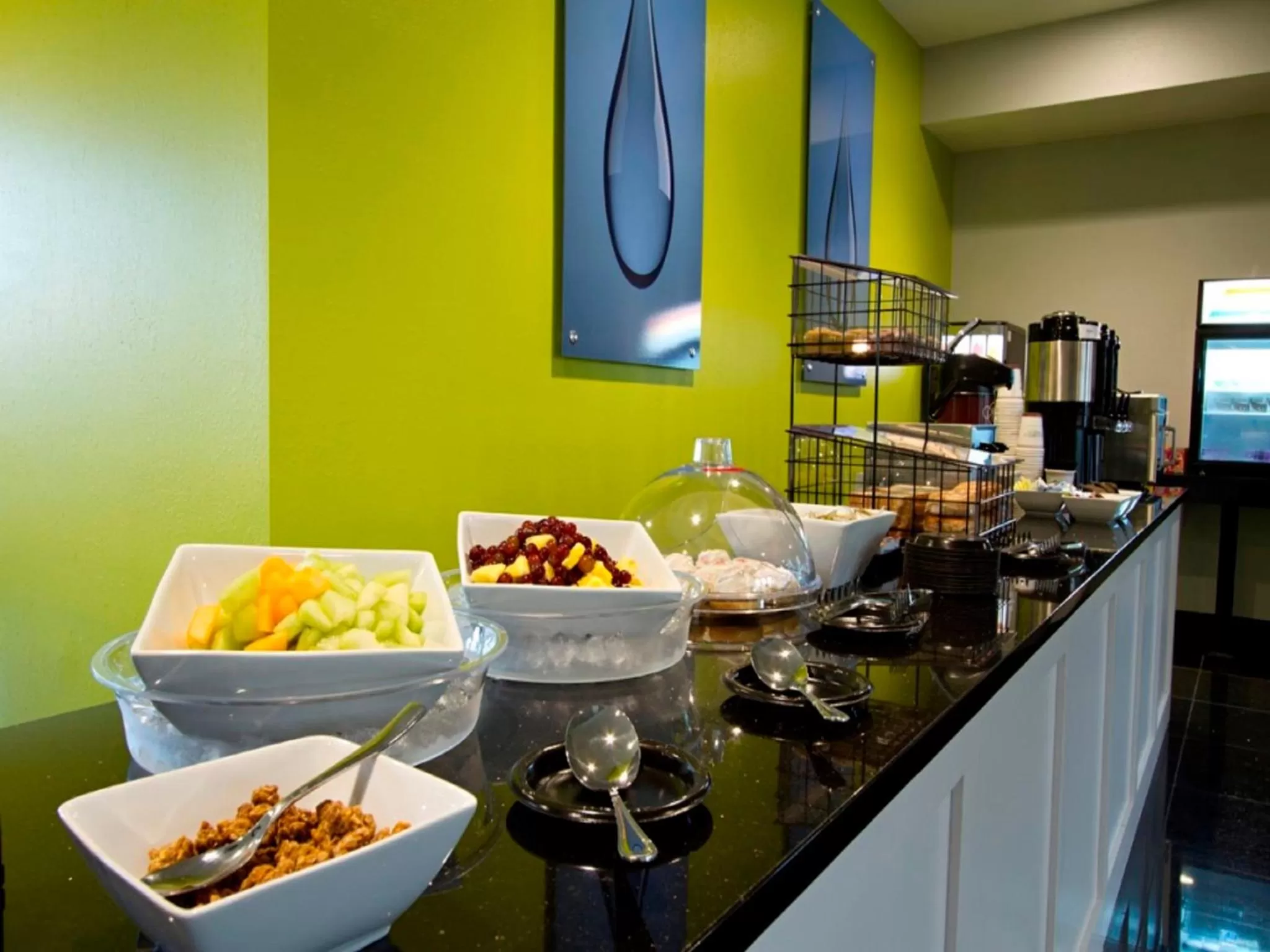 Food and drinks in The Wallhouse Hotel, an Ascend Collection Hotel