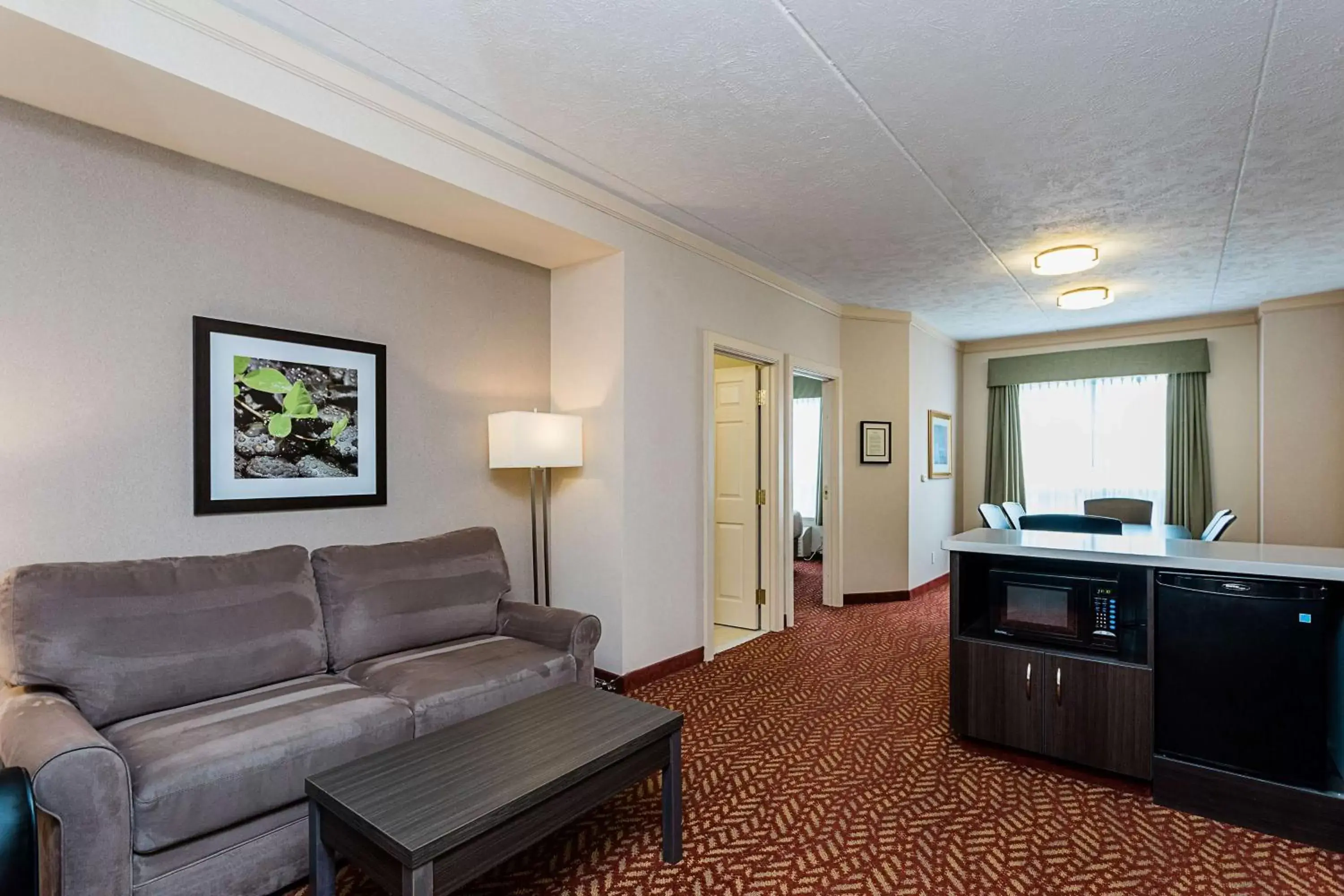 Photo of the whole room, Seating Area in Best Western Inn On The Bay