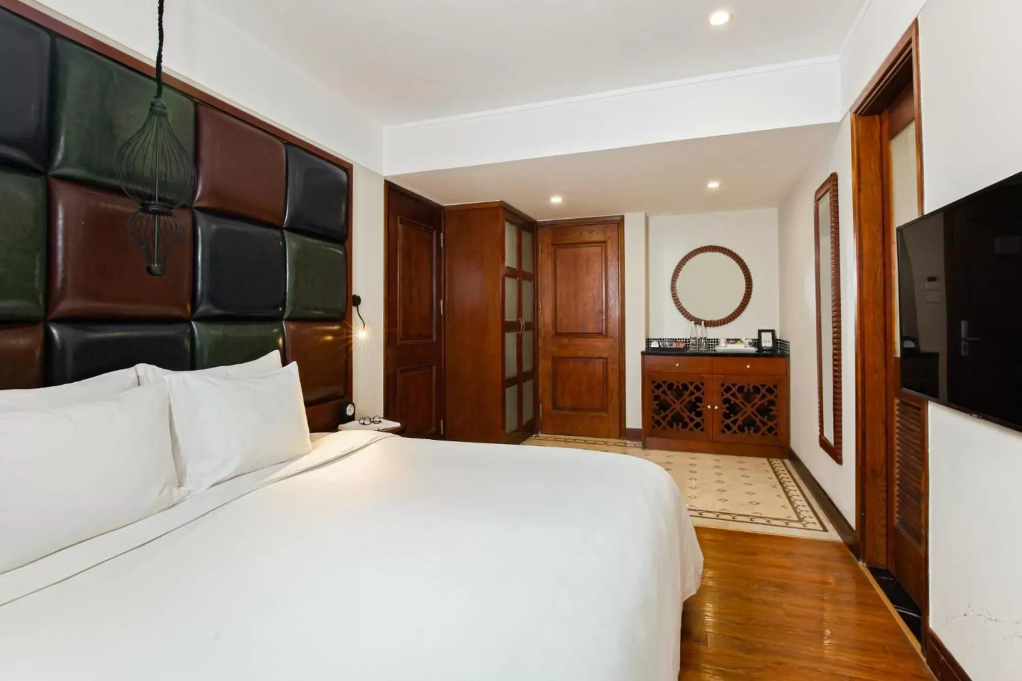 Communal lounge/ TV room, Bed in Hanoi La Siesta Hotel & Spa