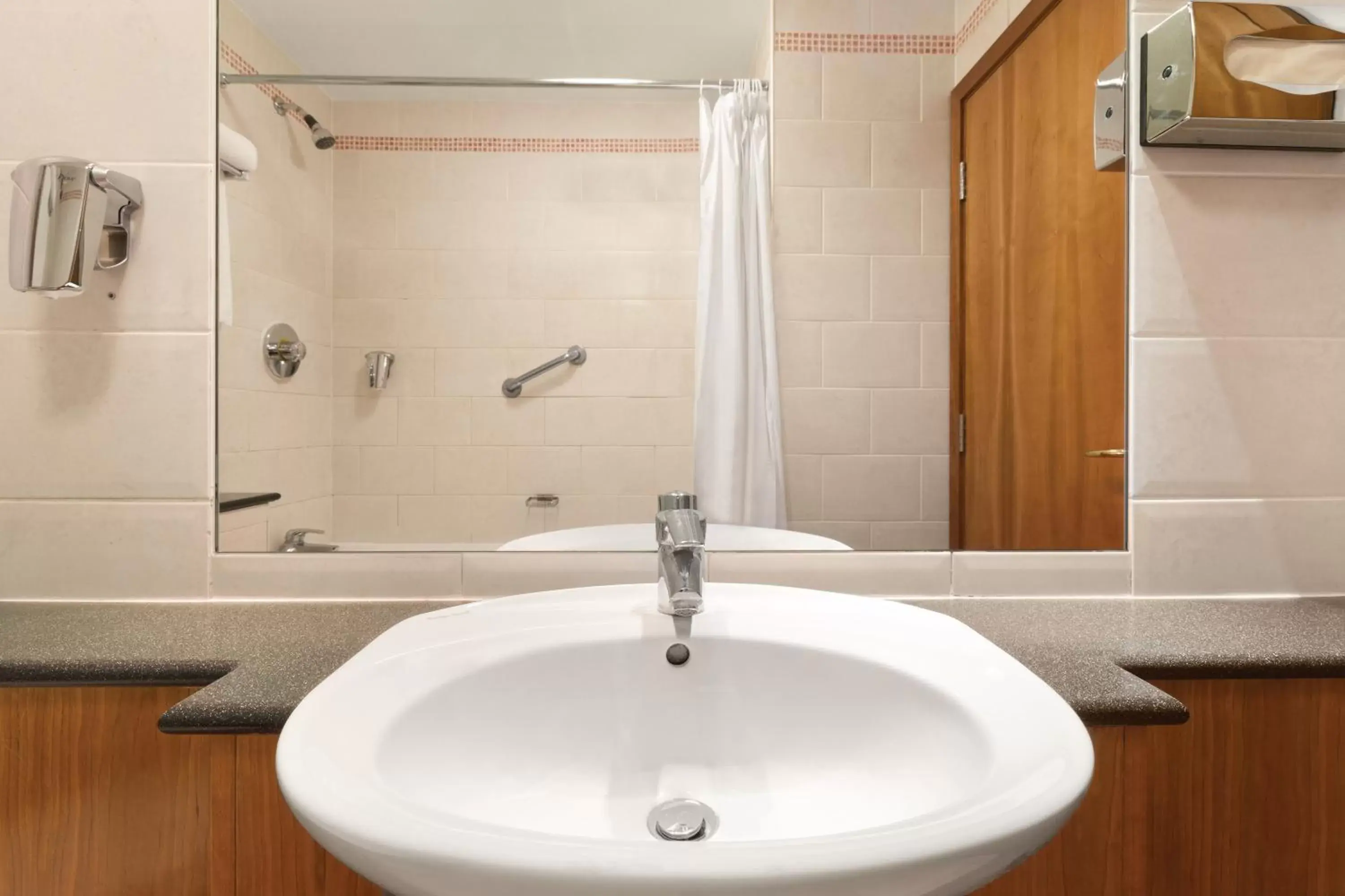 Shower, Bathroom in Savera Hotel South Ruislip