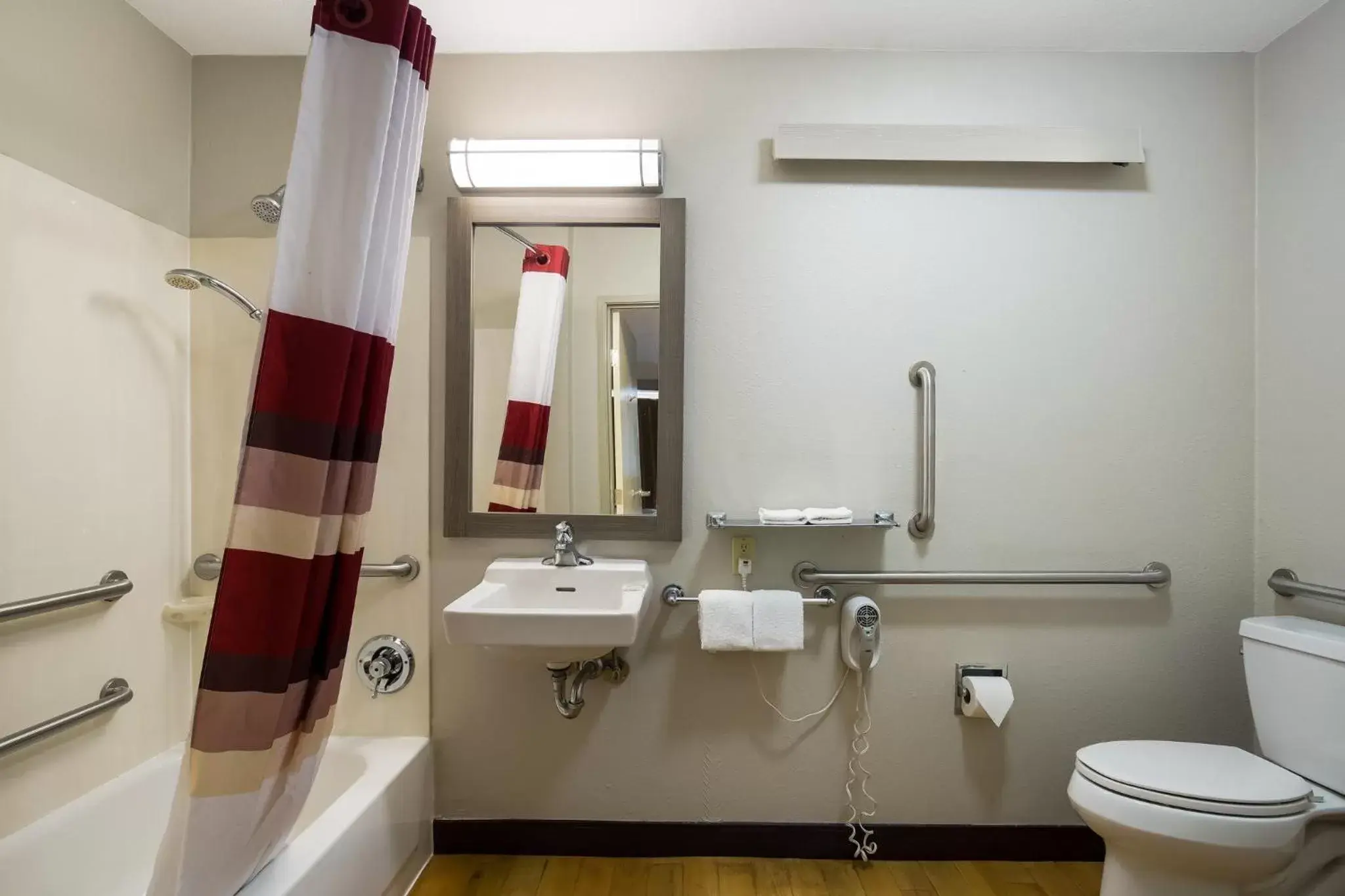 Bathroom in Red Roof Inn Wilkes-Barre Arena