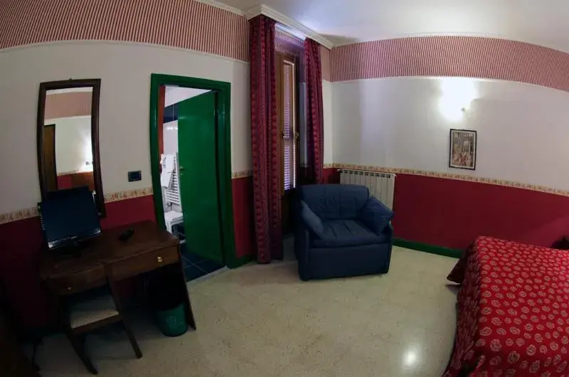 Bedroom, Seating Area in Hotel Iris Crillon