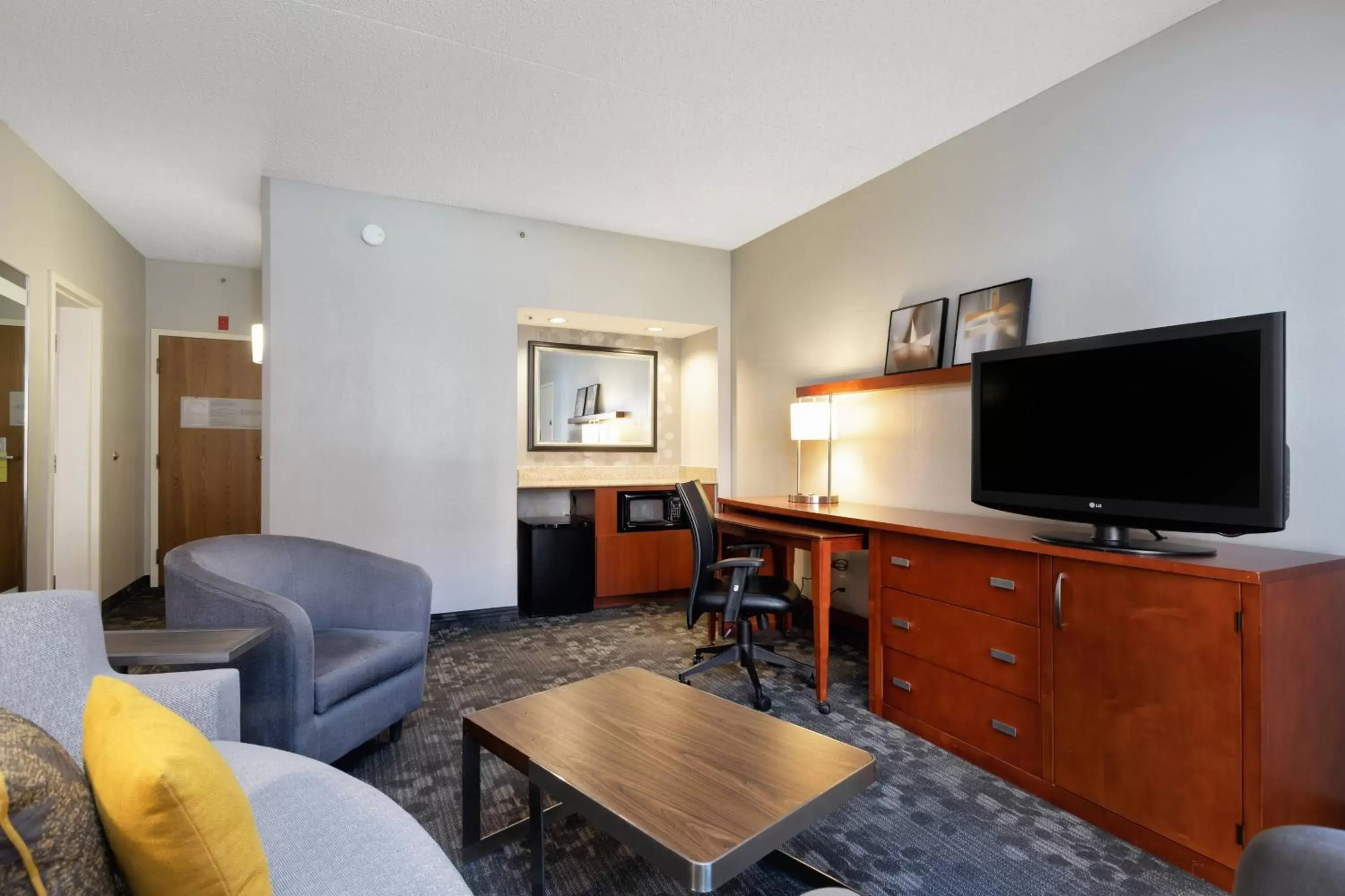 Living room, TV/Entertainment Center in Courtyard by Marriott Dallas-Fort Worth/Bedford