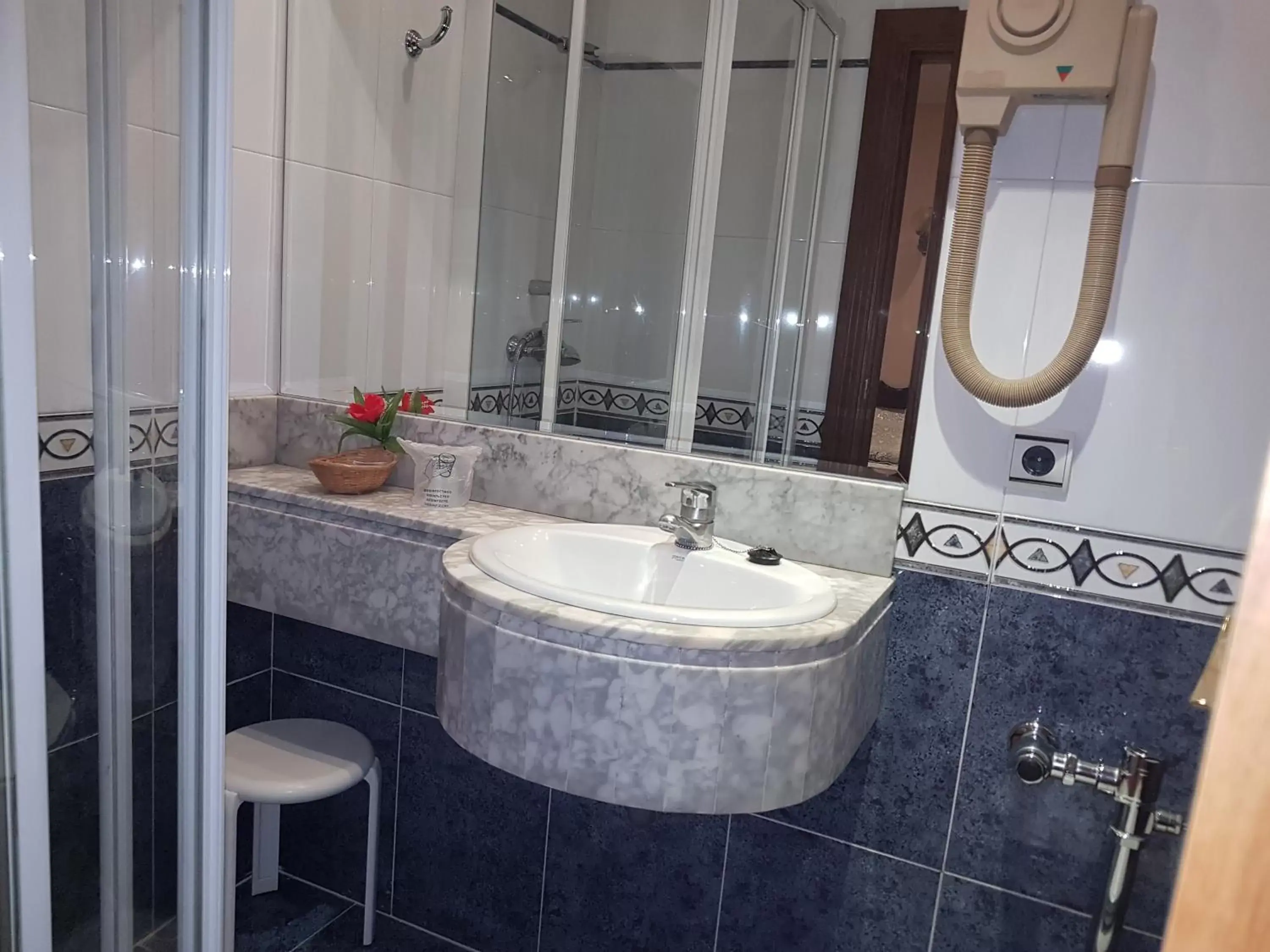 Bathroom in Hotel Residencia Castellano I