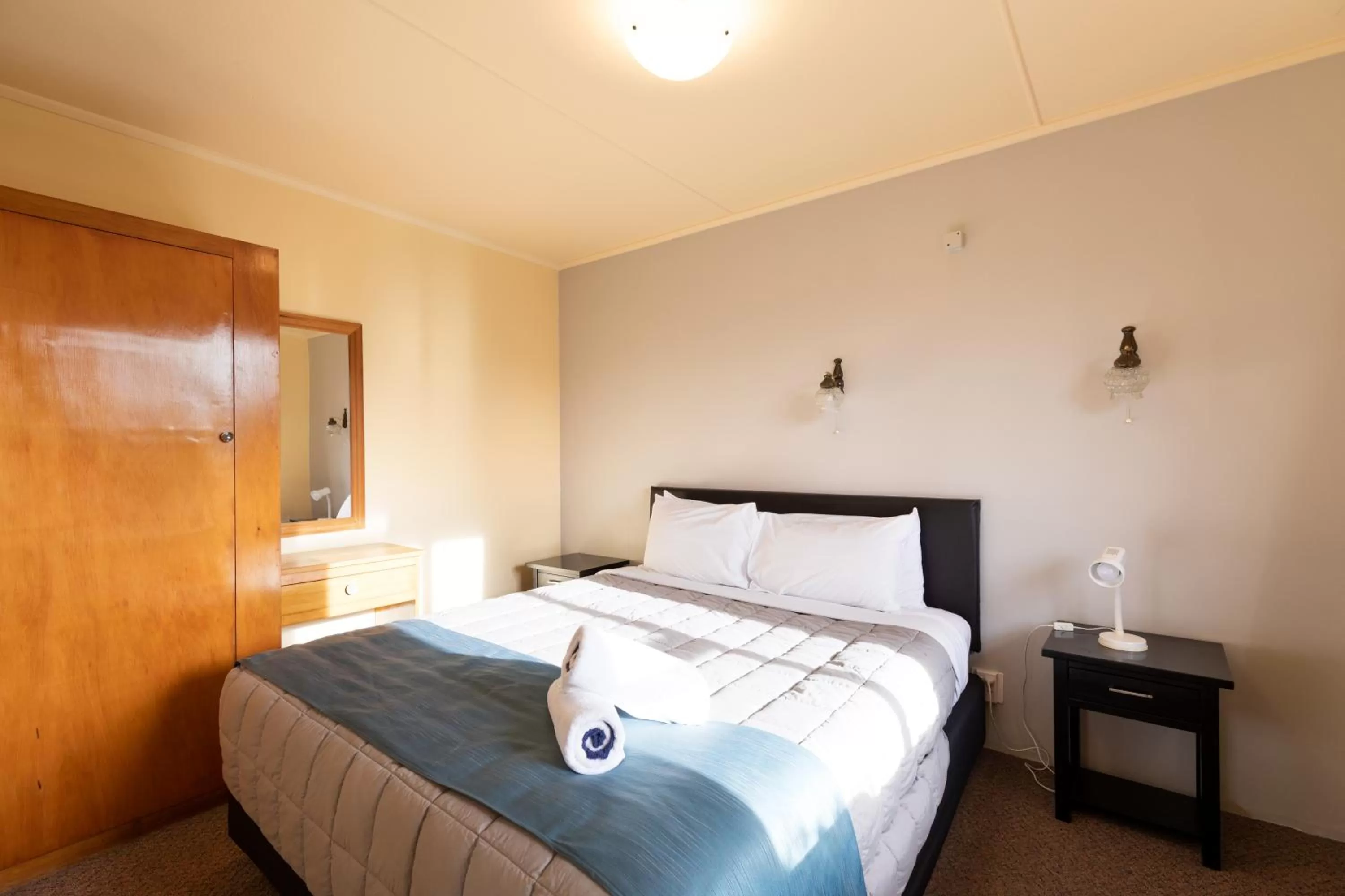 Bedroom, Bed in Alpine View Motel