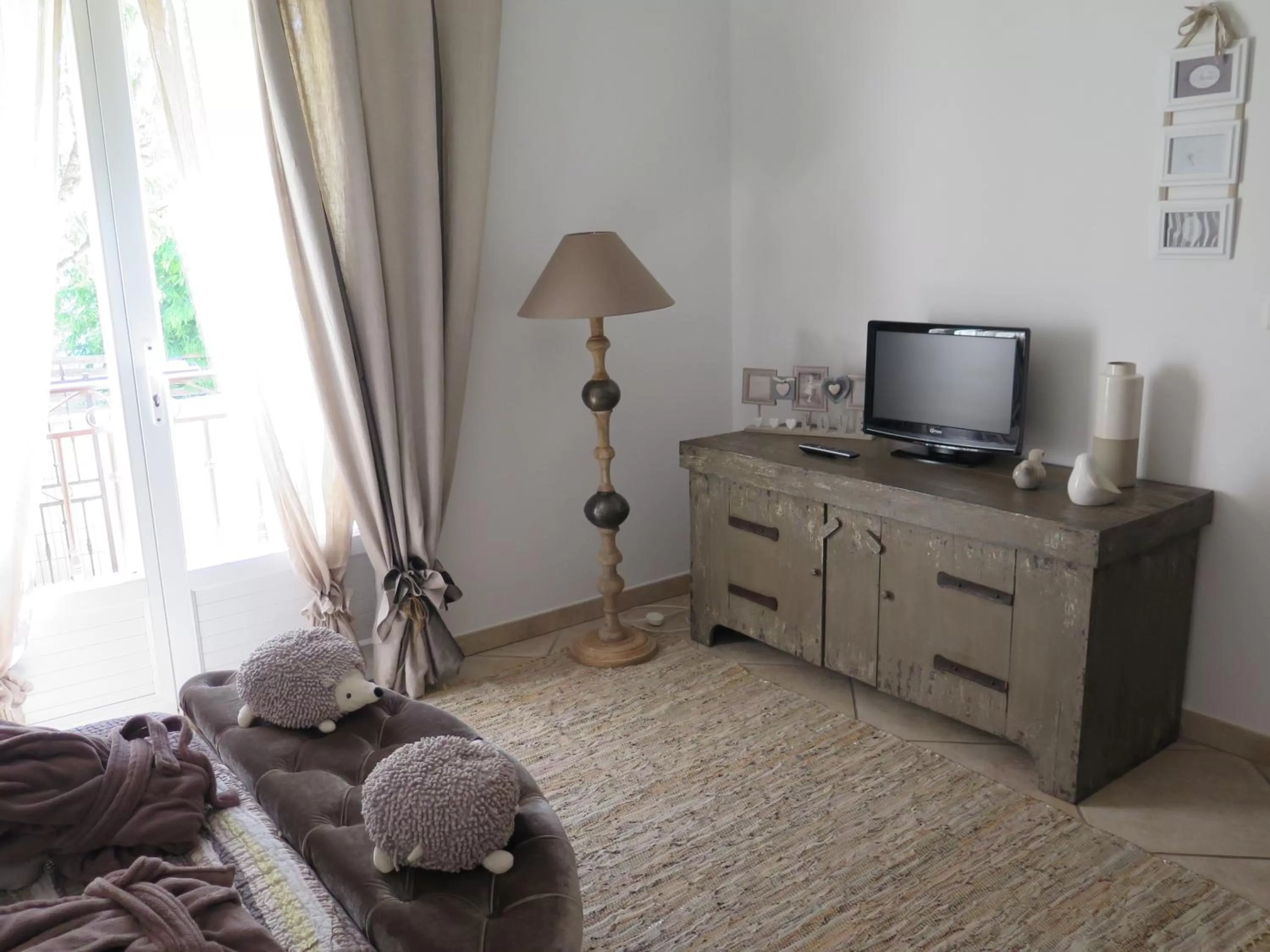 Photo of the whole room, Bed in Chambre fiora
