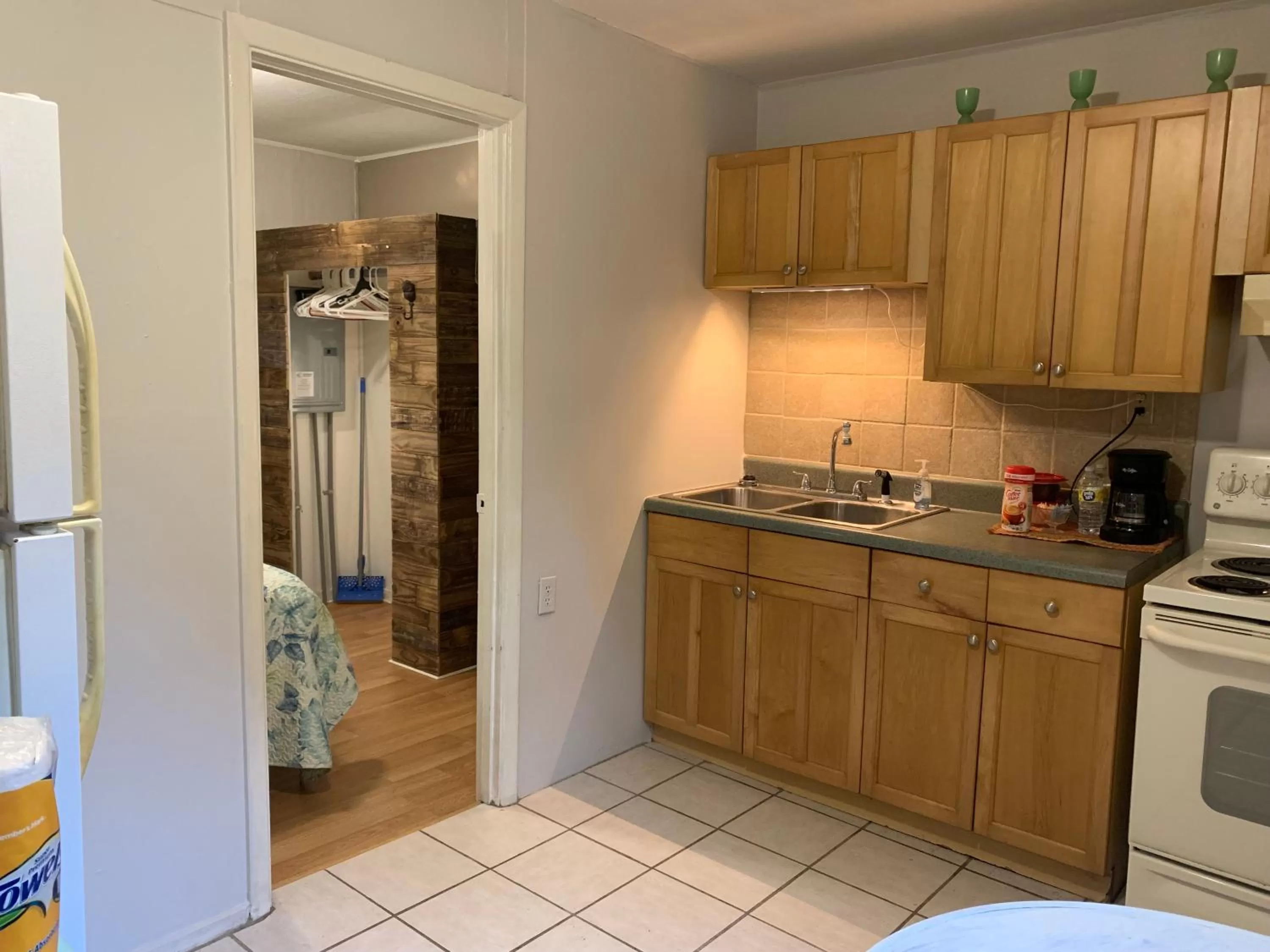Kitchen or kitchenette in Nature Coast Inn & Cottages