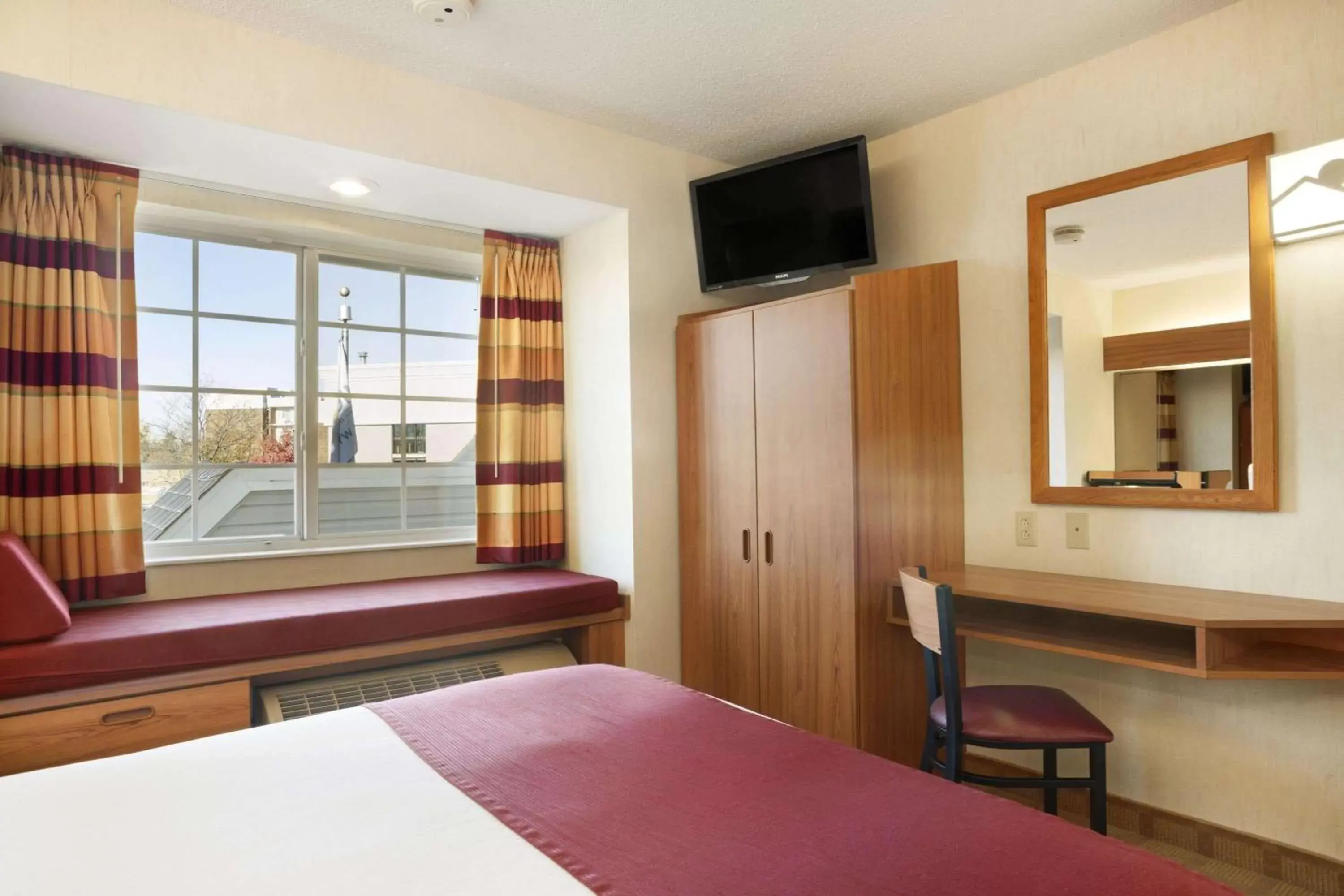 Photo of the whole room, Bed in Microtel Inn & Suites by Wyndham Ann Arbor