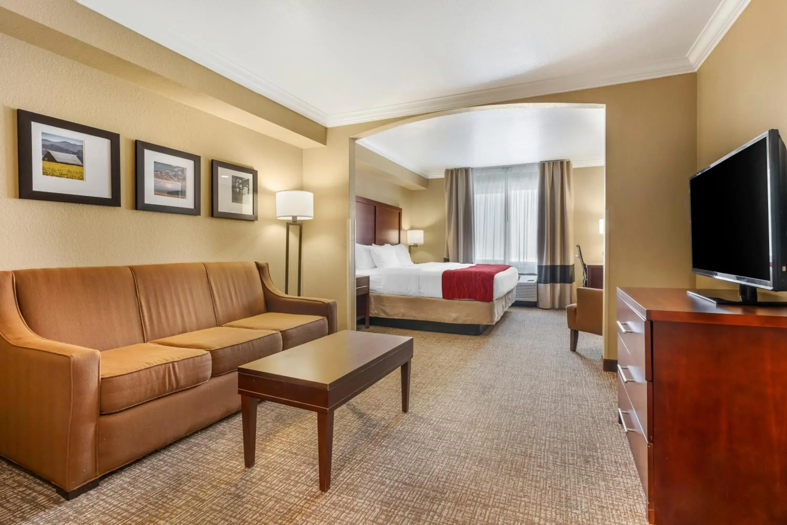 Bed, Seating Area in Comfort Inn Arcata