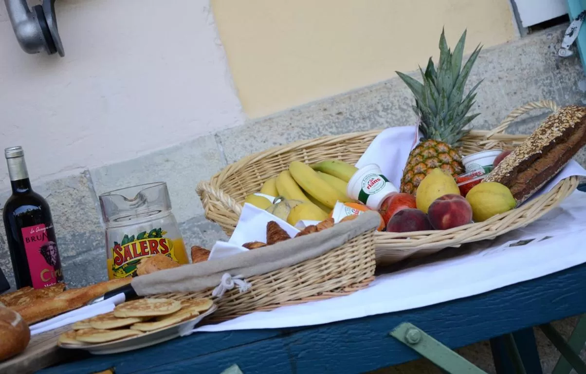 Buffet breakfast, Food in Avenue de la Gare