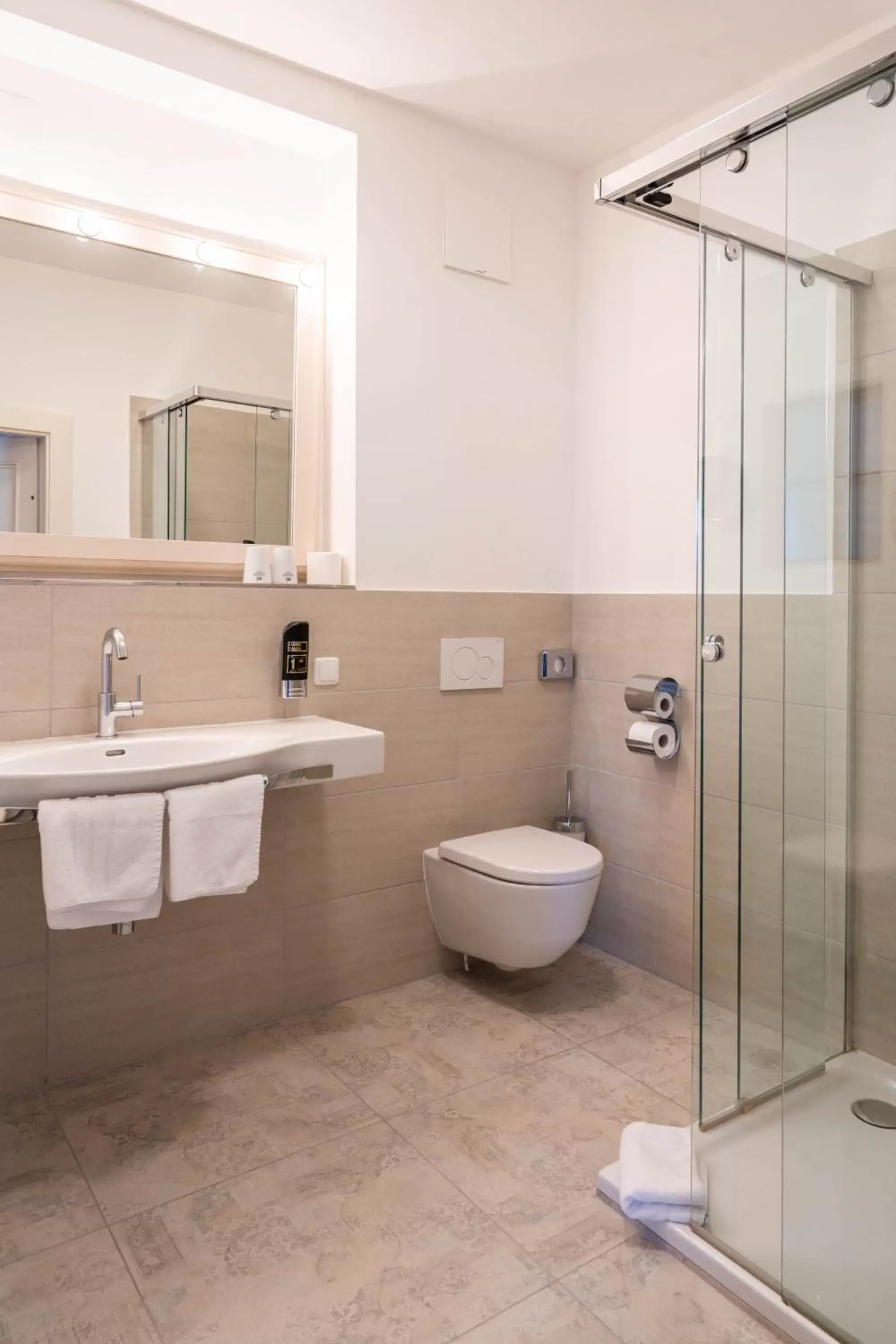 Shower, Bathroom in Schlosswirt zu Anif - Hotel und Restaurant