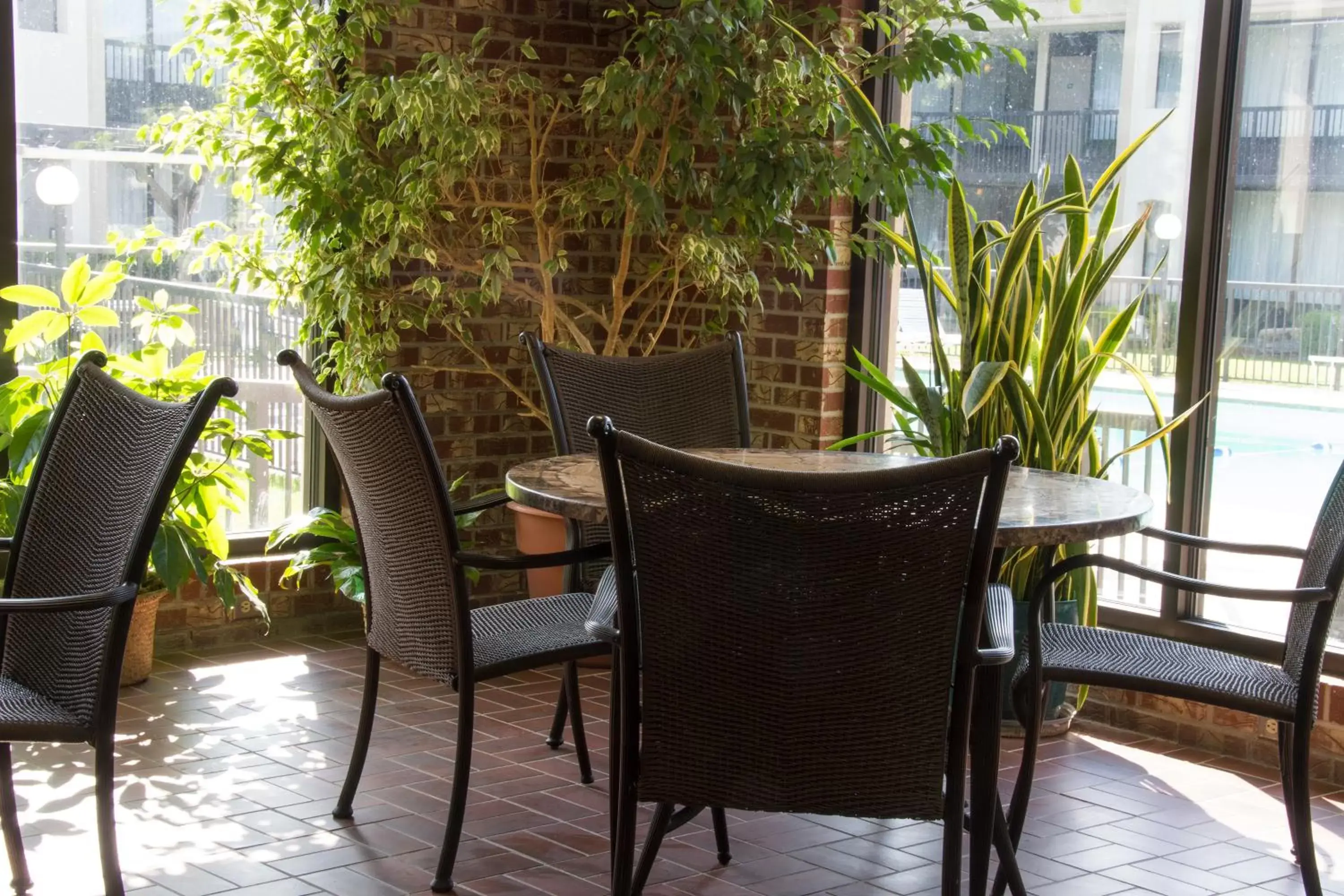 Patio in Lamplighter Inn & Suites Pittsburg