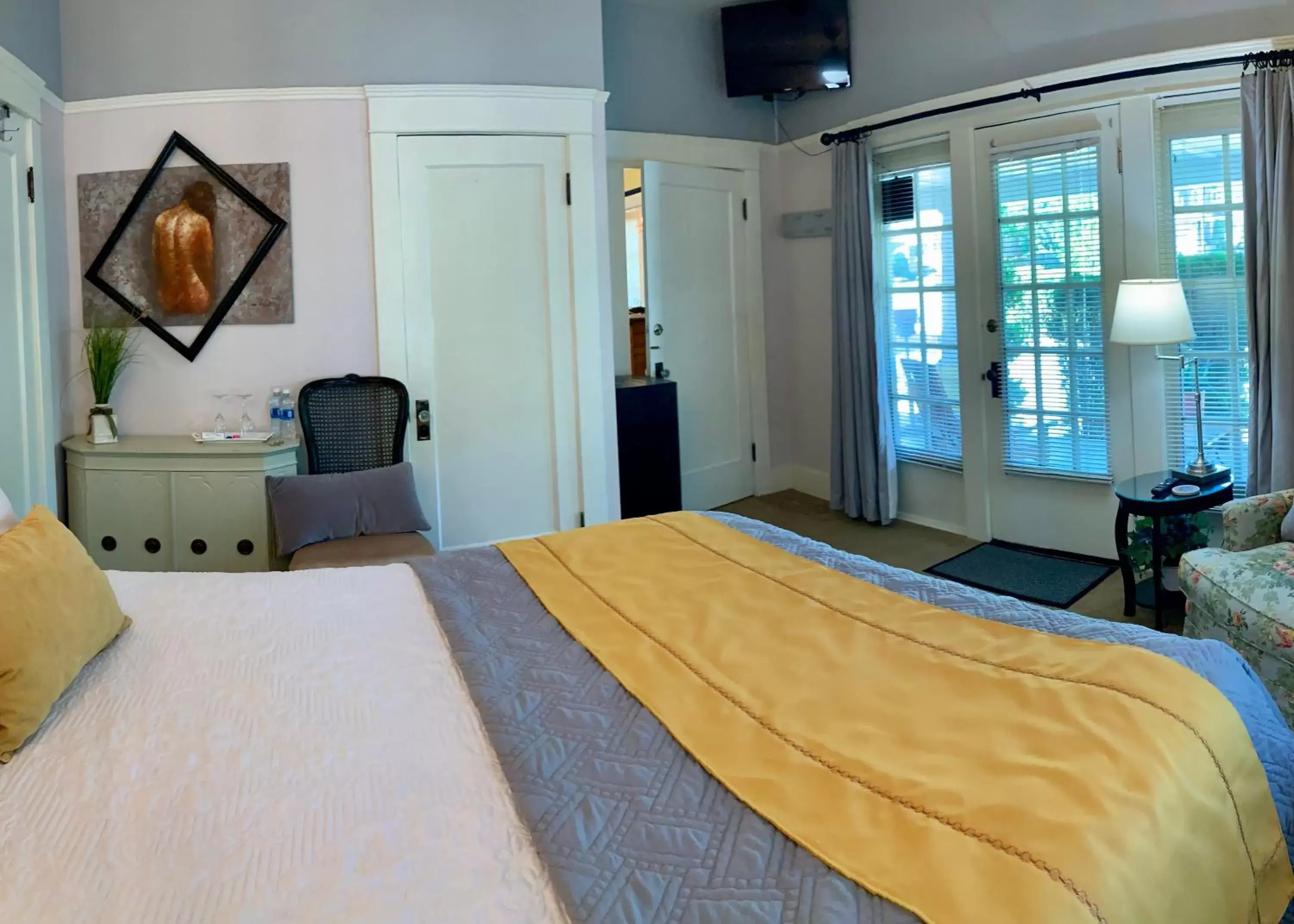 Bed in Bayberry Inn B&B and Oregon Wellness Retreat