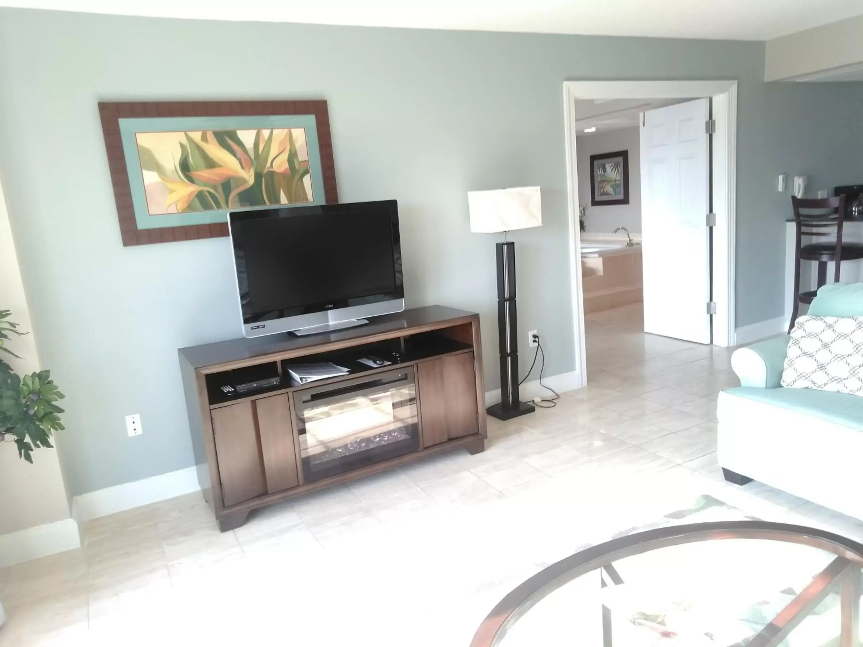 Living room, TV/Entertainment Center in Coconut Malorie Resort Ocean City a Ramada by Wyndham