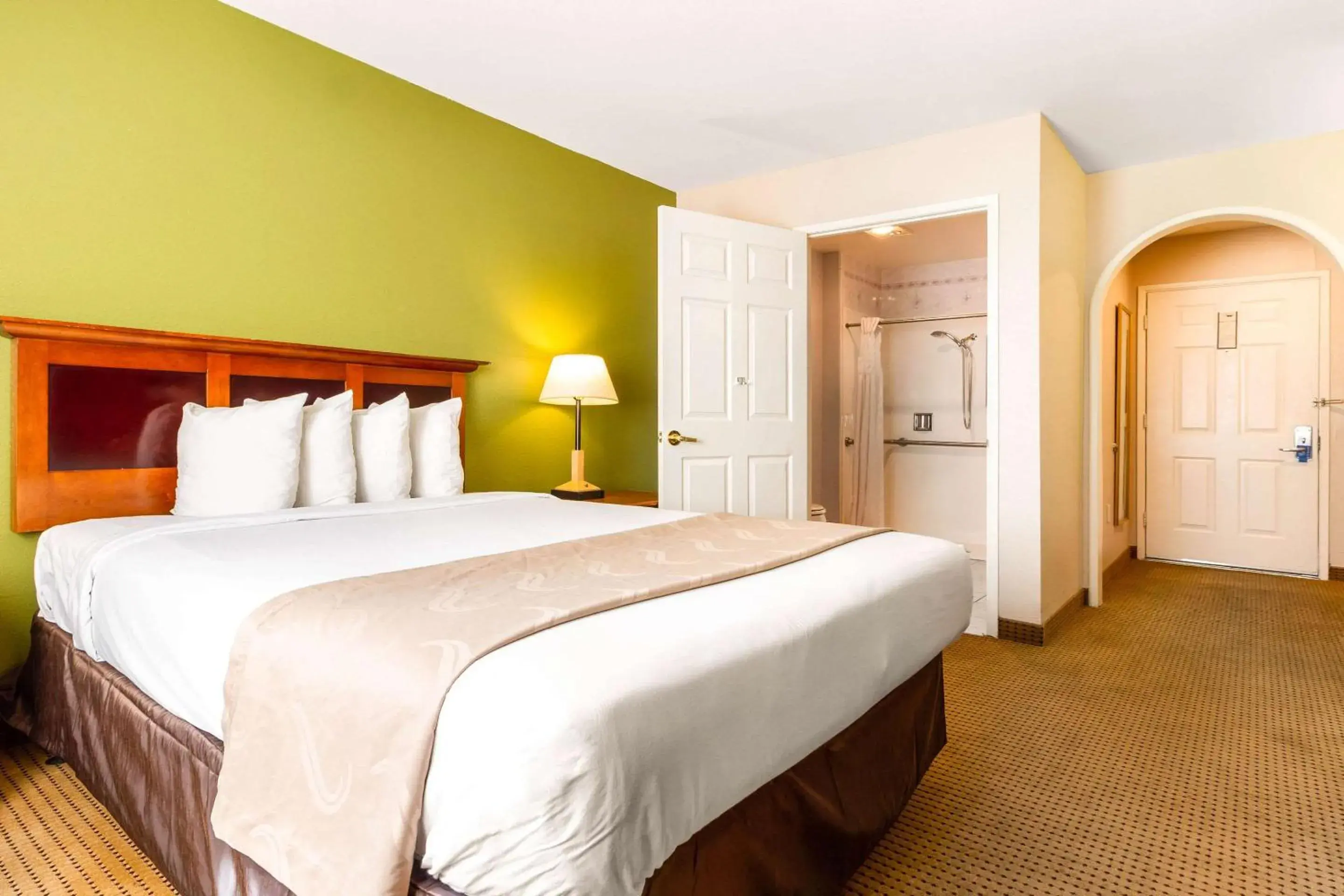 Photo of the whole room, Bed in Rodeway Inn Auburn – Foresthill