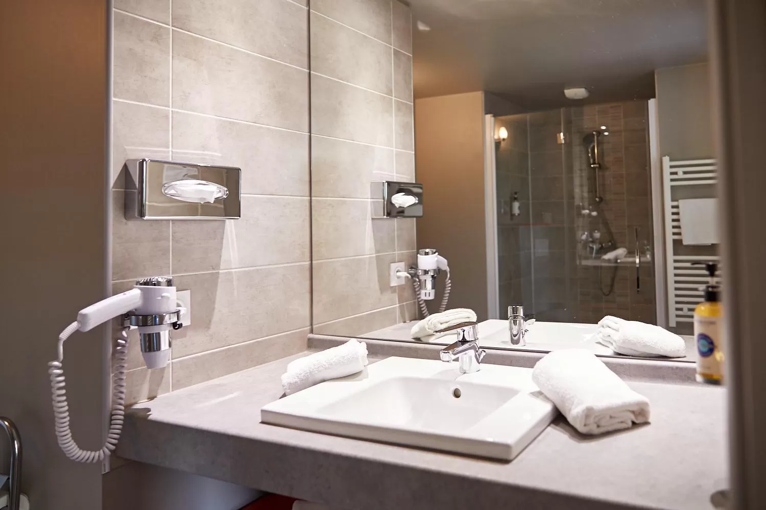 Bathroom in The Originals Résidence, Grenoble Université