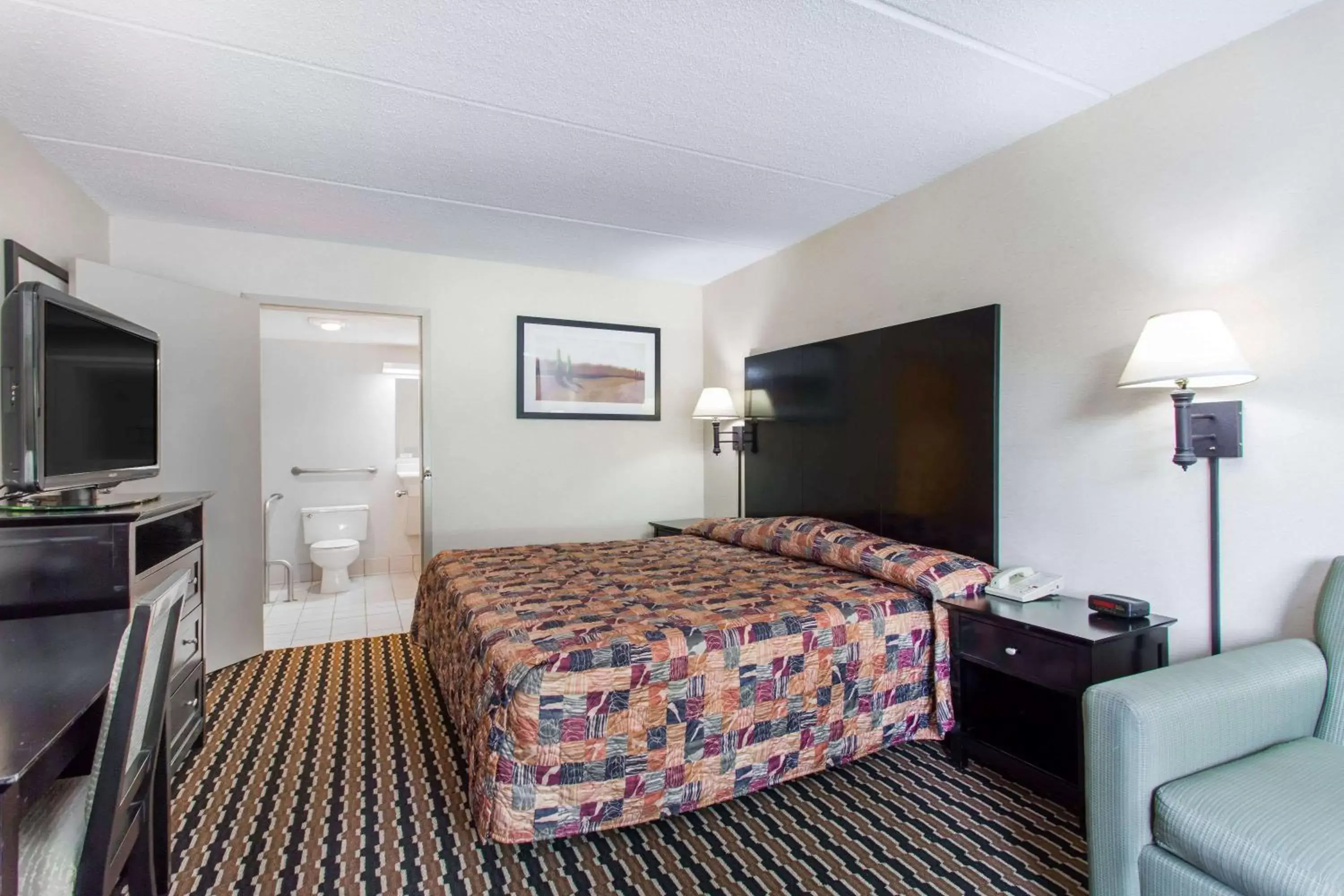 Photo of the whole room, Bed in Days Inn by Wyndham Wilkesboro