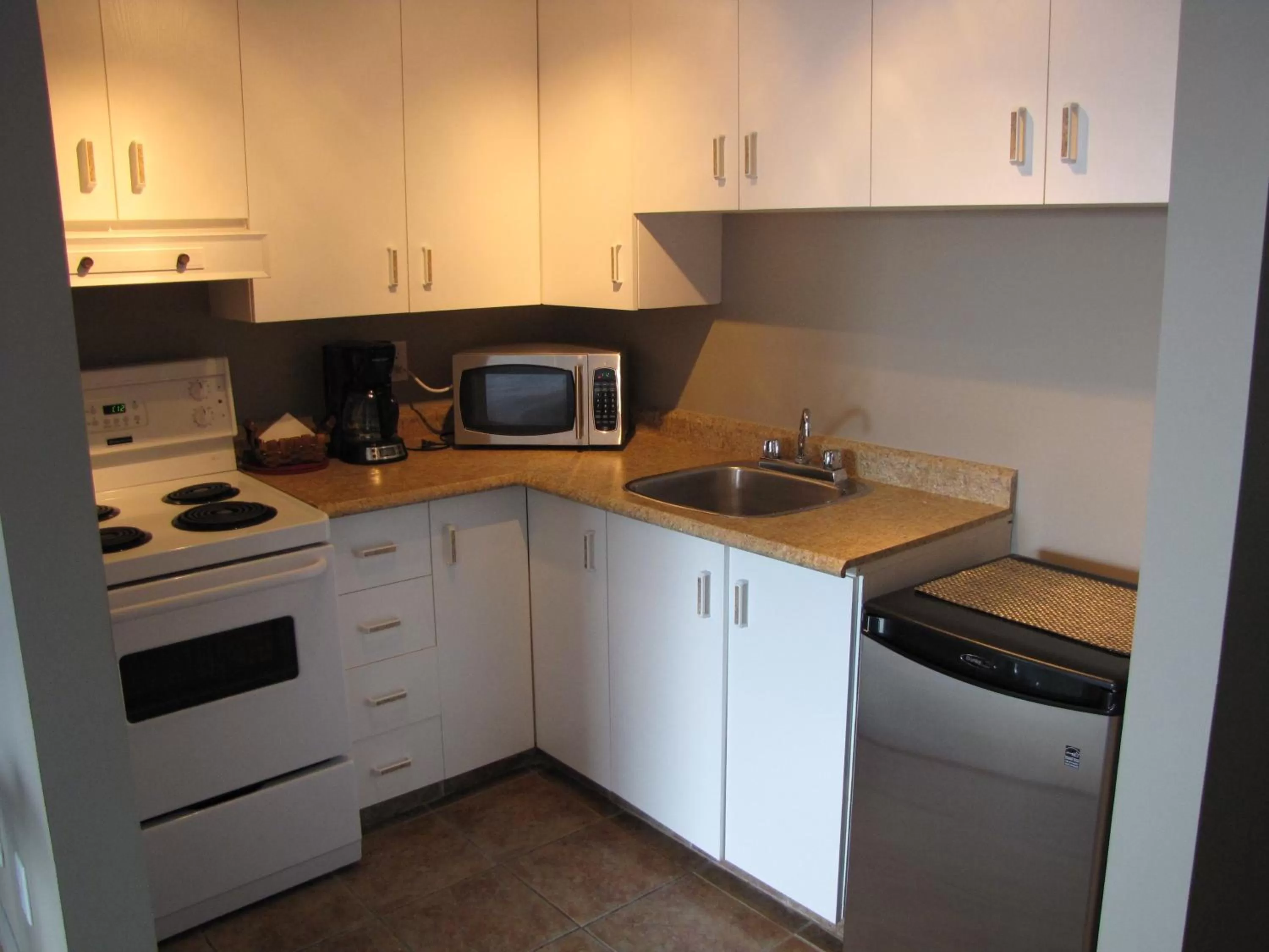 Kitchen or kitchenette in Hôtel Saint-Germain Rimouski