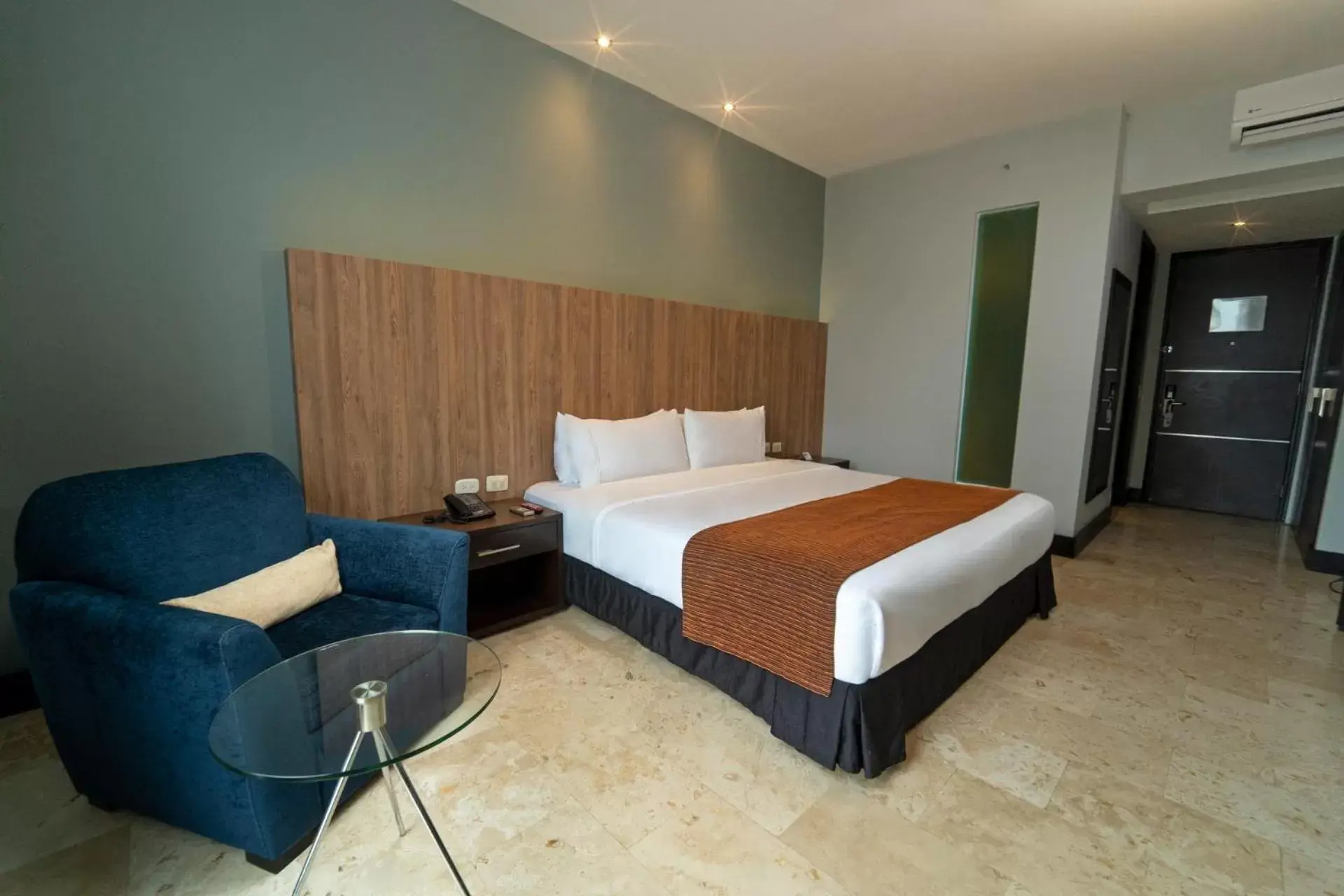 Photo of the whole room, Bed in GHL Hotel Barranquilla