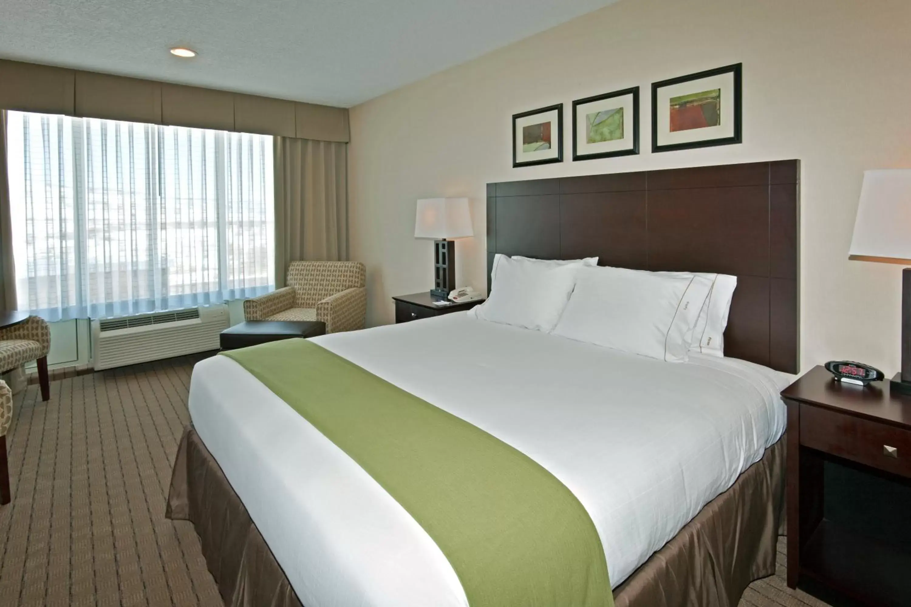 Photo of the whole room, Bed in Holiday Inn Express Hotels Grants - Milan, an IHG Hotel