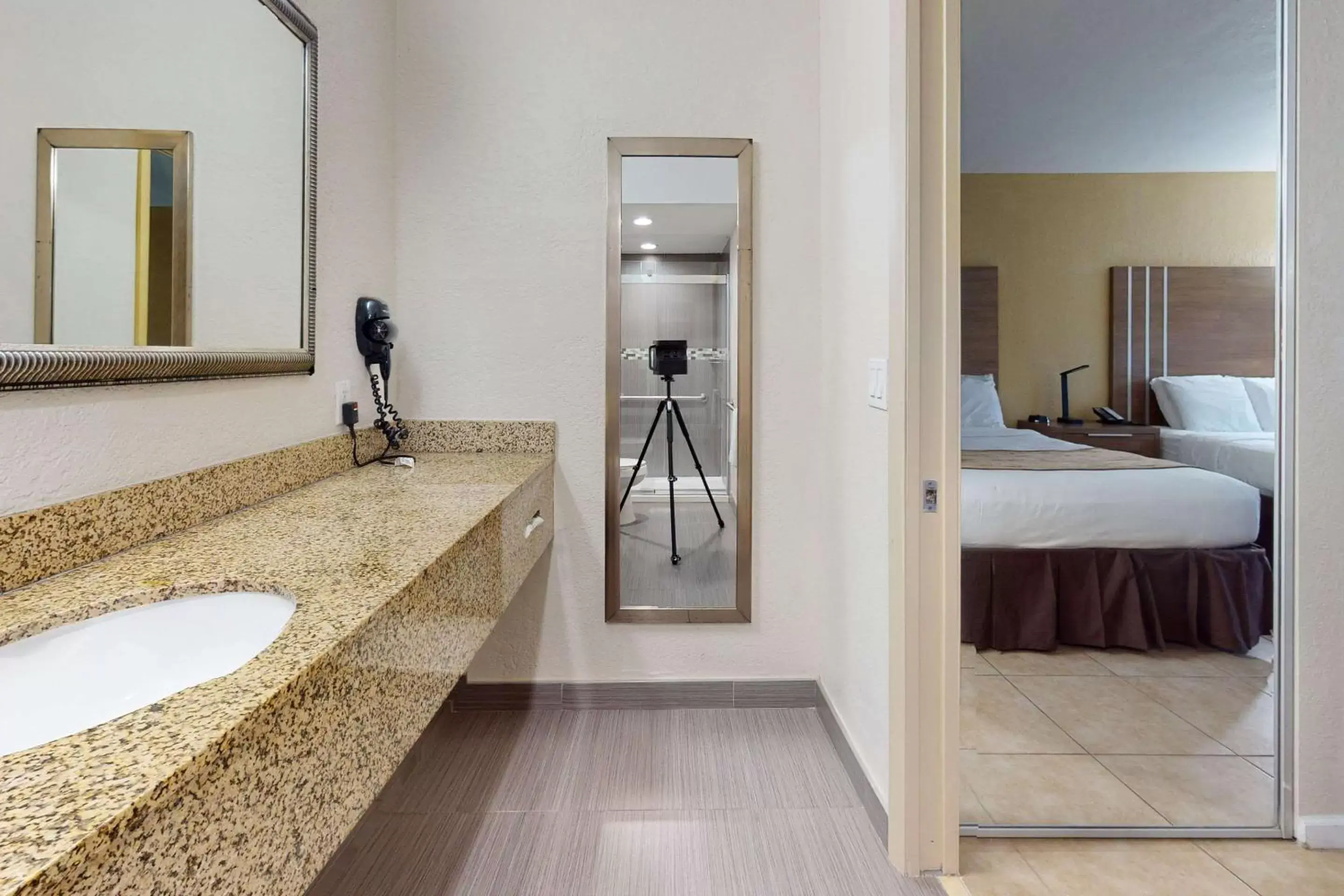 Bedroom, Bathroom in Rodeway Inn & Suites Fort Lauderdale Airport & Cruise Port