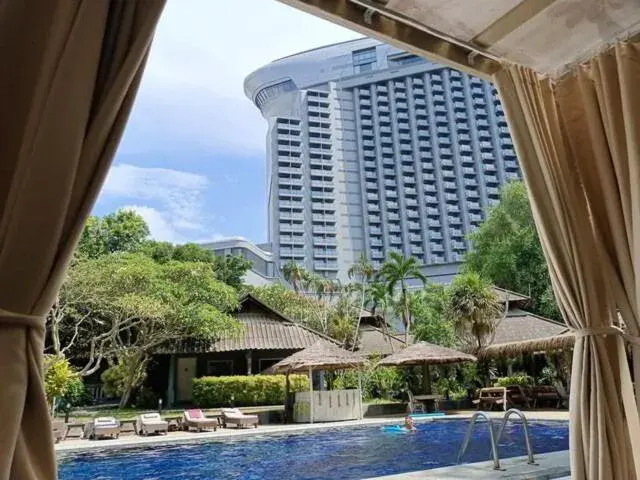 Pool view, Swimming Pool in Let's Hyde Pattaya Resort & Villas - Pool Cabanas