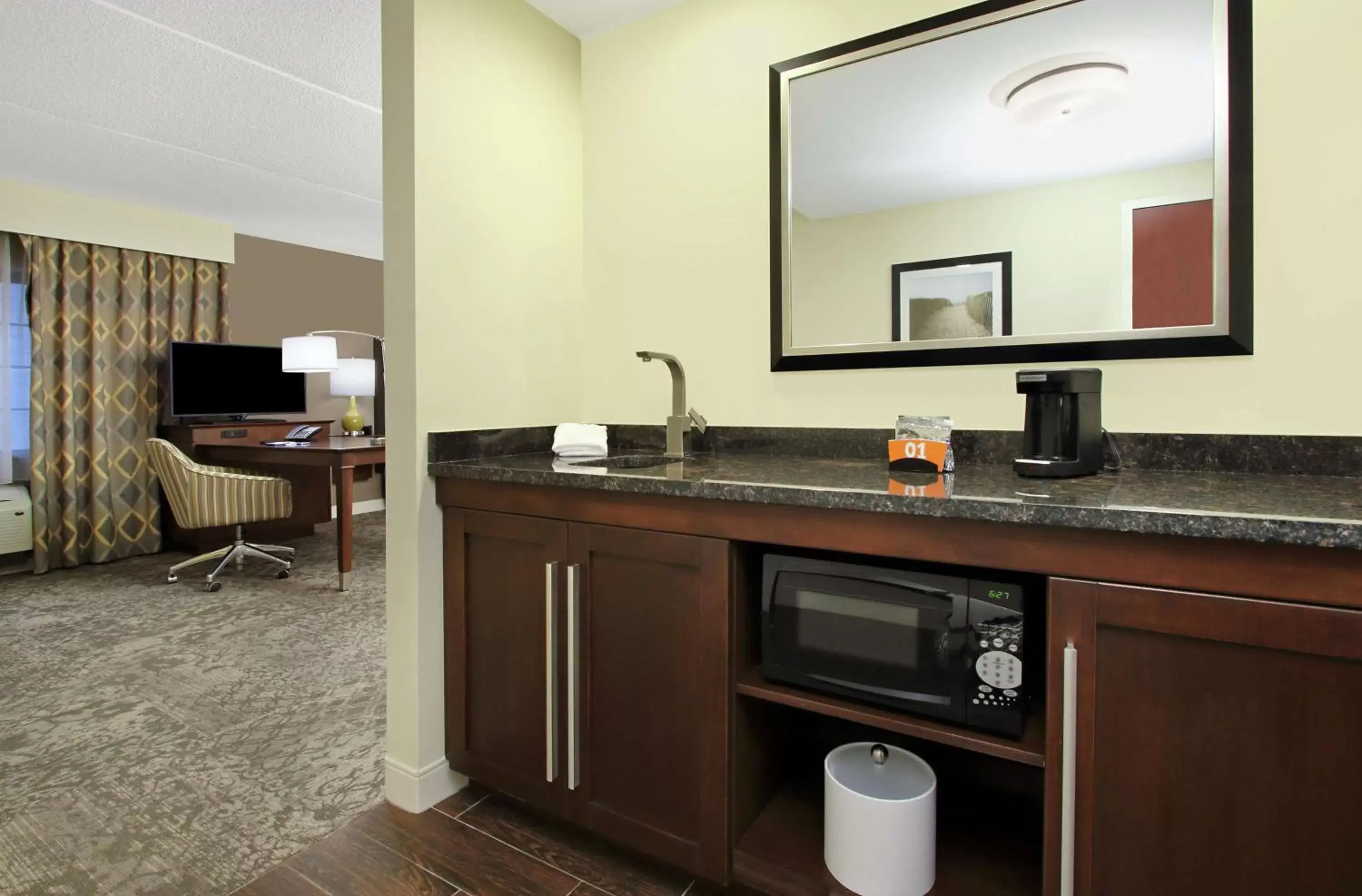 Bedroom, Bathroom in Hampton Inn & Suites By Hilton - Rockville Centre