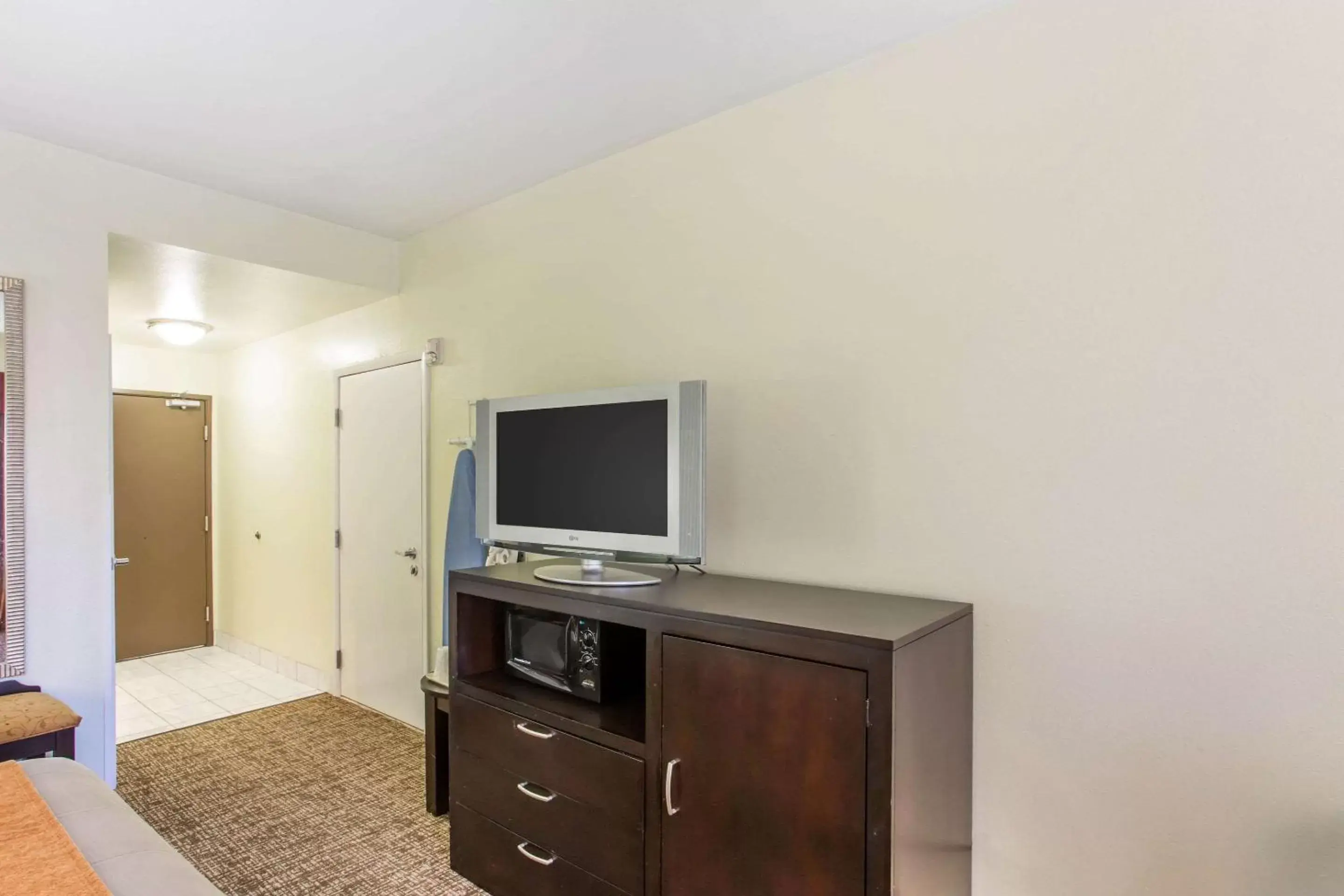 Photo of the whole room, TV/Entertainment Center in Comfort Inn Franklin Highway 96