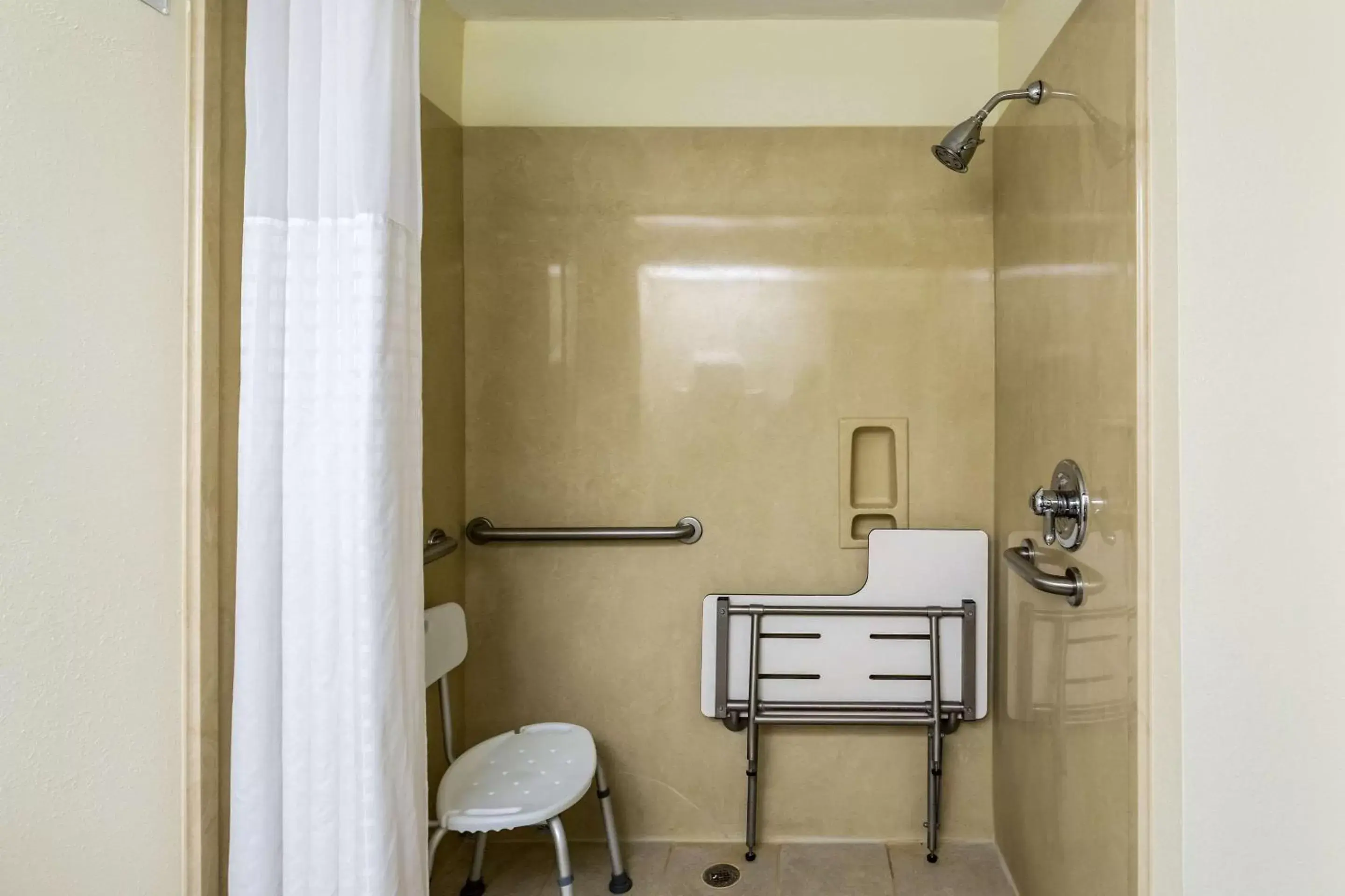 Bathroom in Comfort Suites New Orleans East