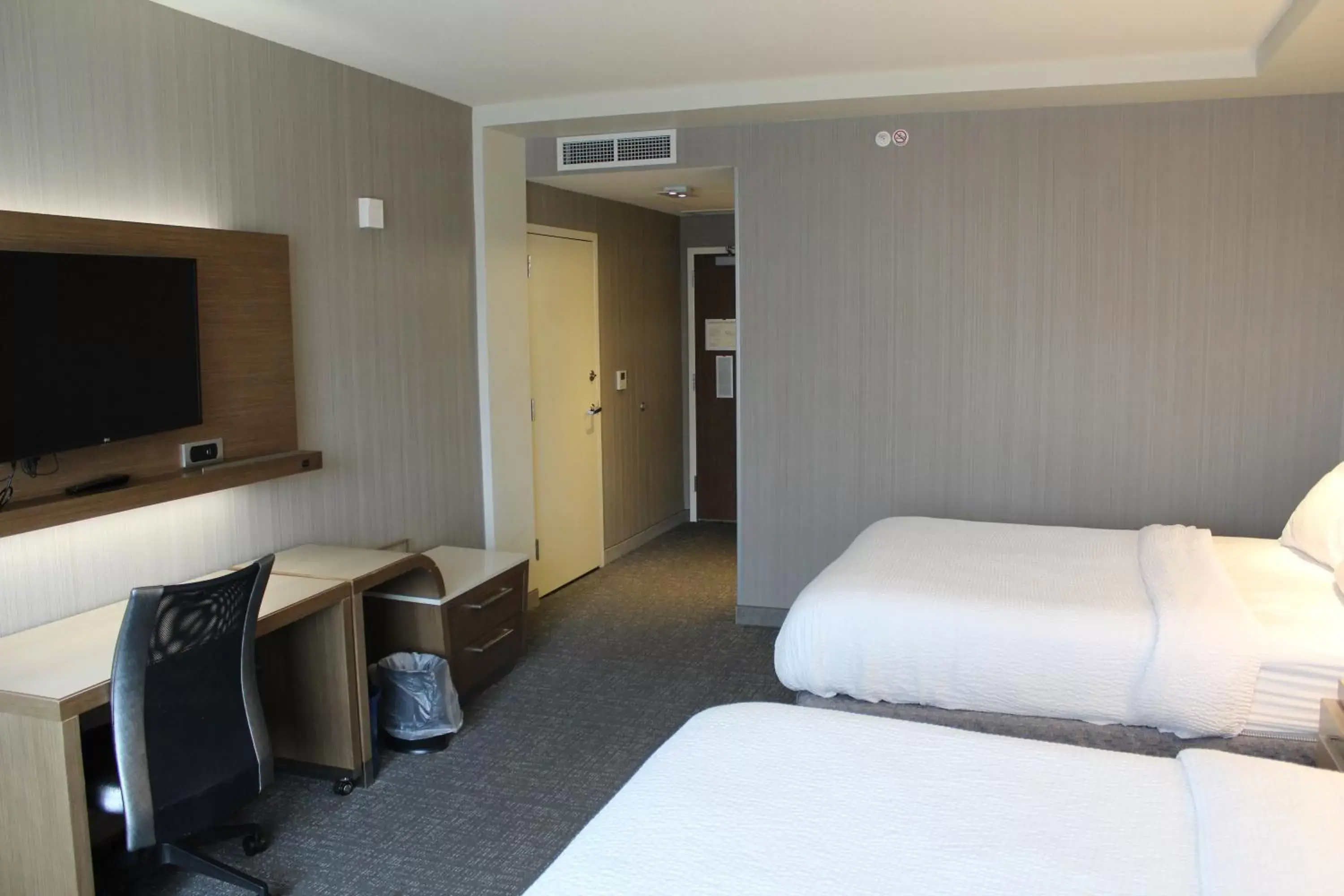 Bedroom, Bed in Courtyard by Marriott Muncie at Horizon Convention Center