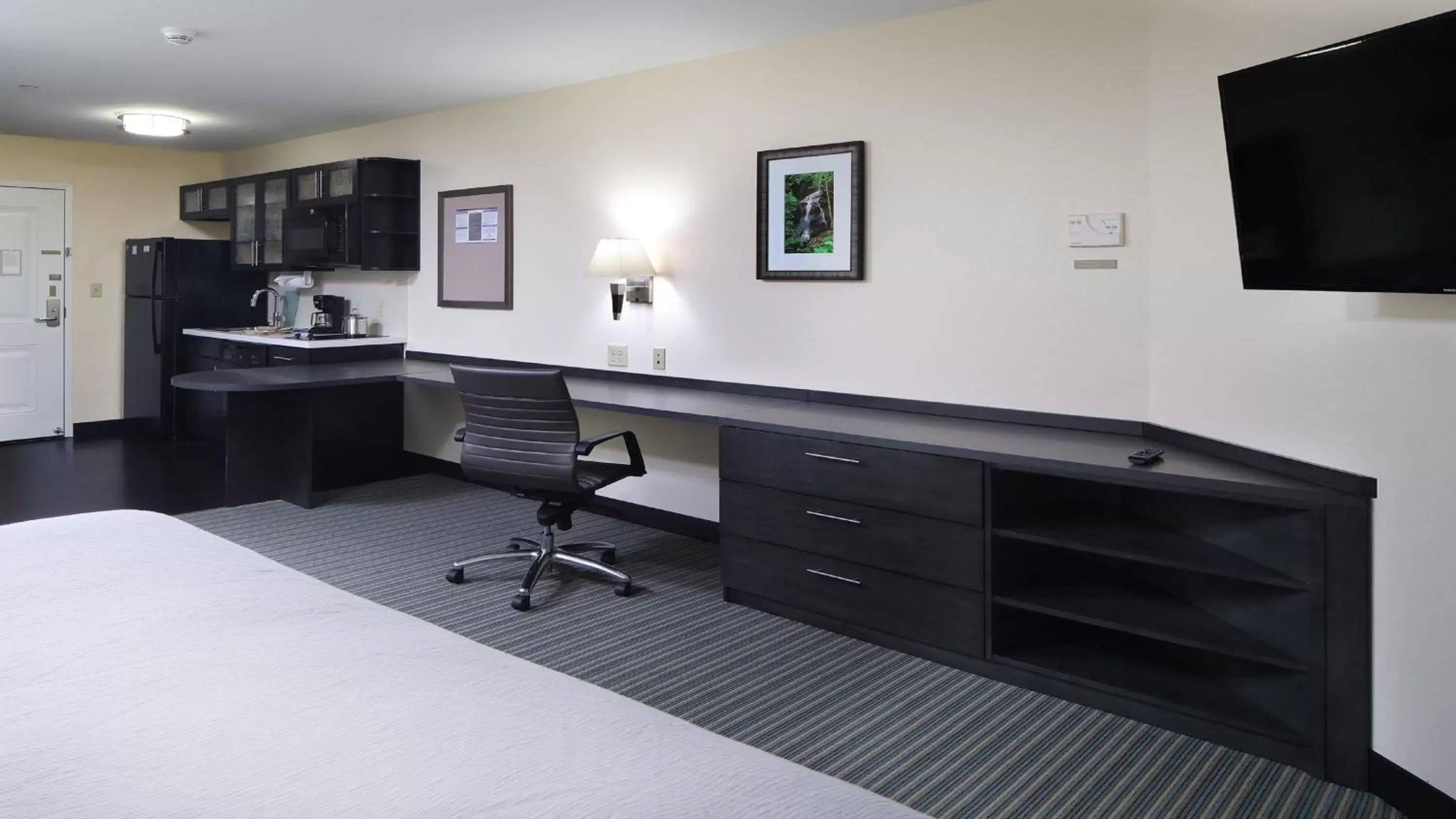 Photo of the whole room, TV/Entertainment Center in Candlewood Suites - Newark South - University Area, an IHG Hotel