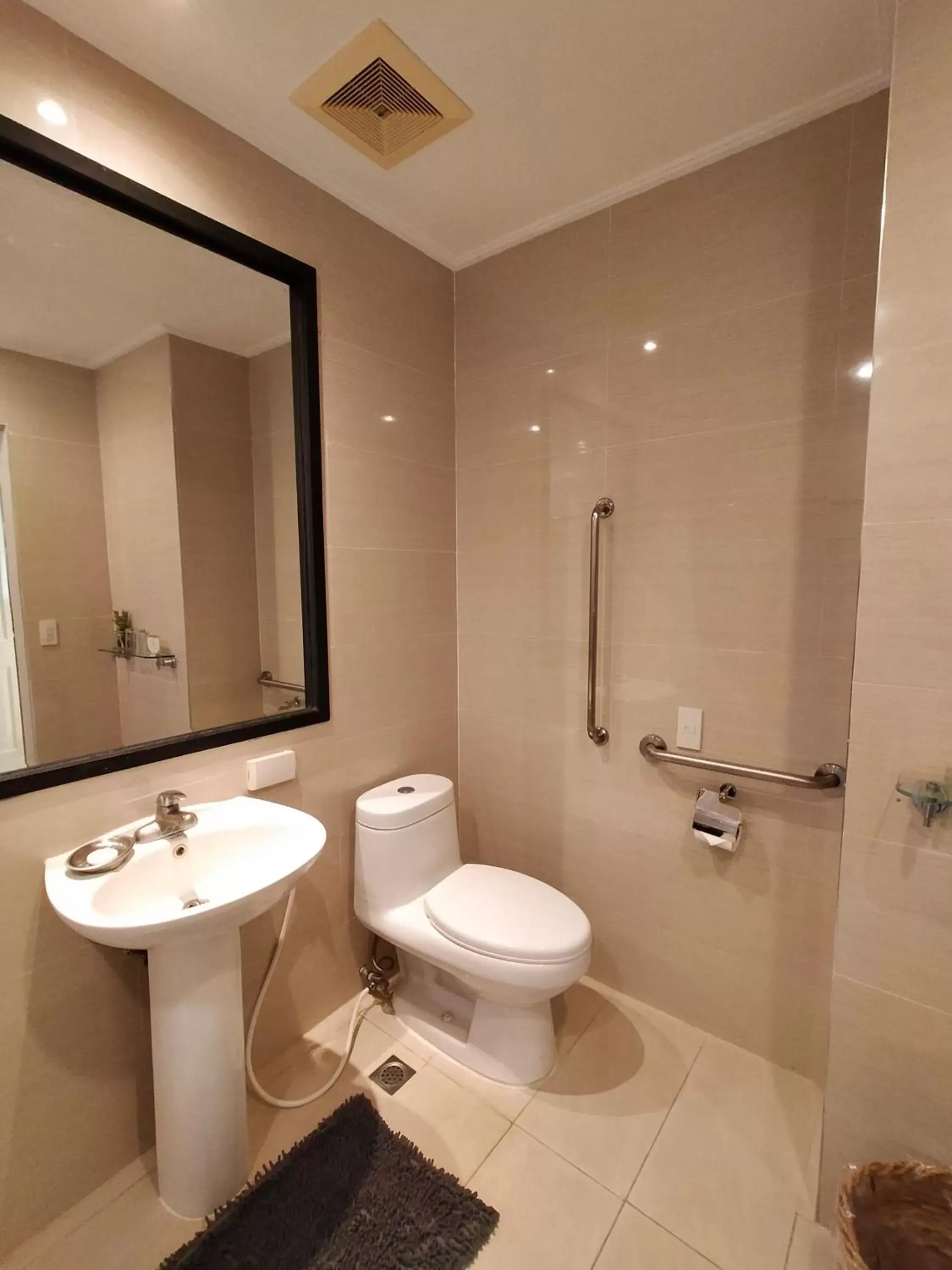 Toilet, Bathroom in Hotel Kimberly Tagaytay