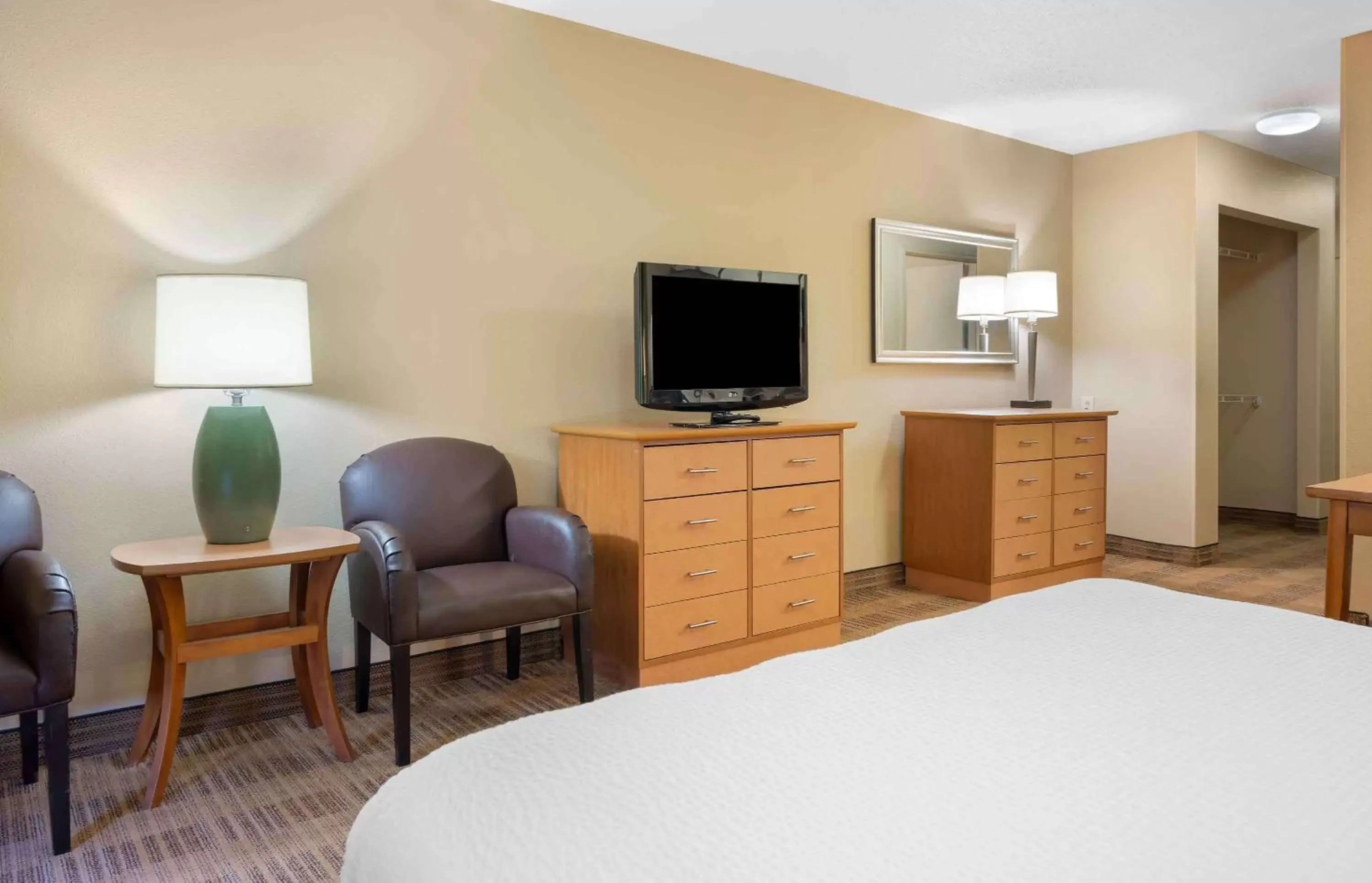 Bedroom, TV/Entertainment Center in Extended Stay America Suites - Pittsburgh - Airport