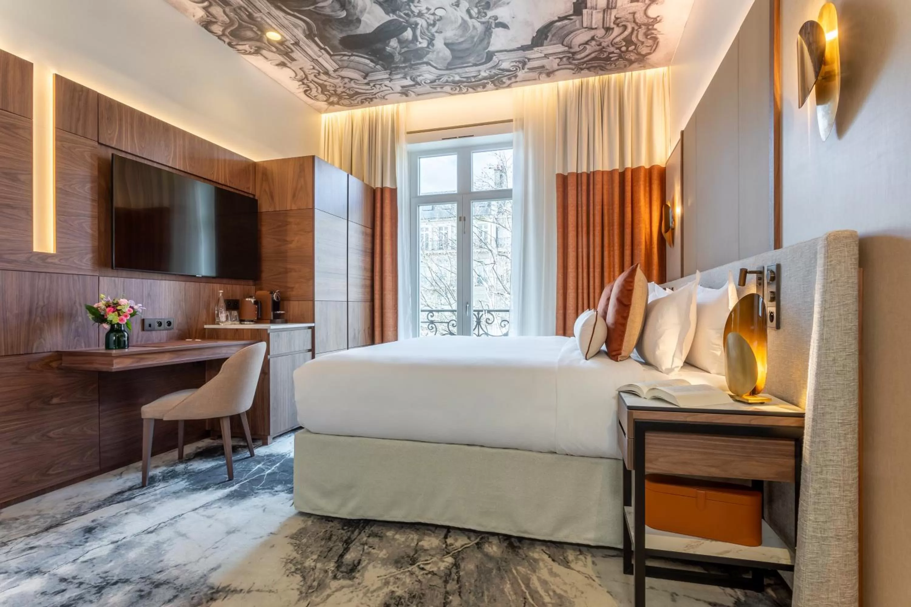 Photo of the whole room, Bed in InterContinental Paris Champs Elysées Etoile by IHG