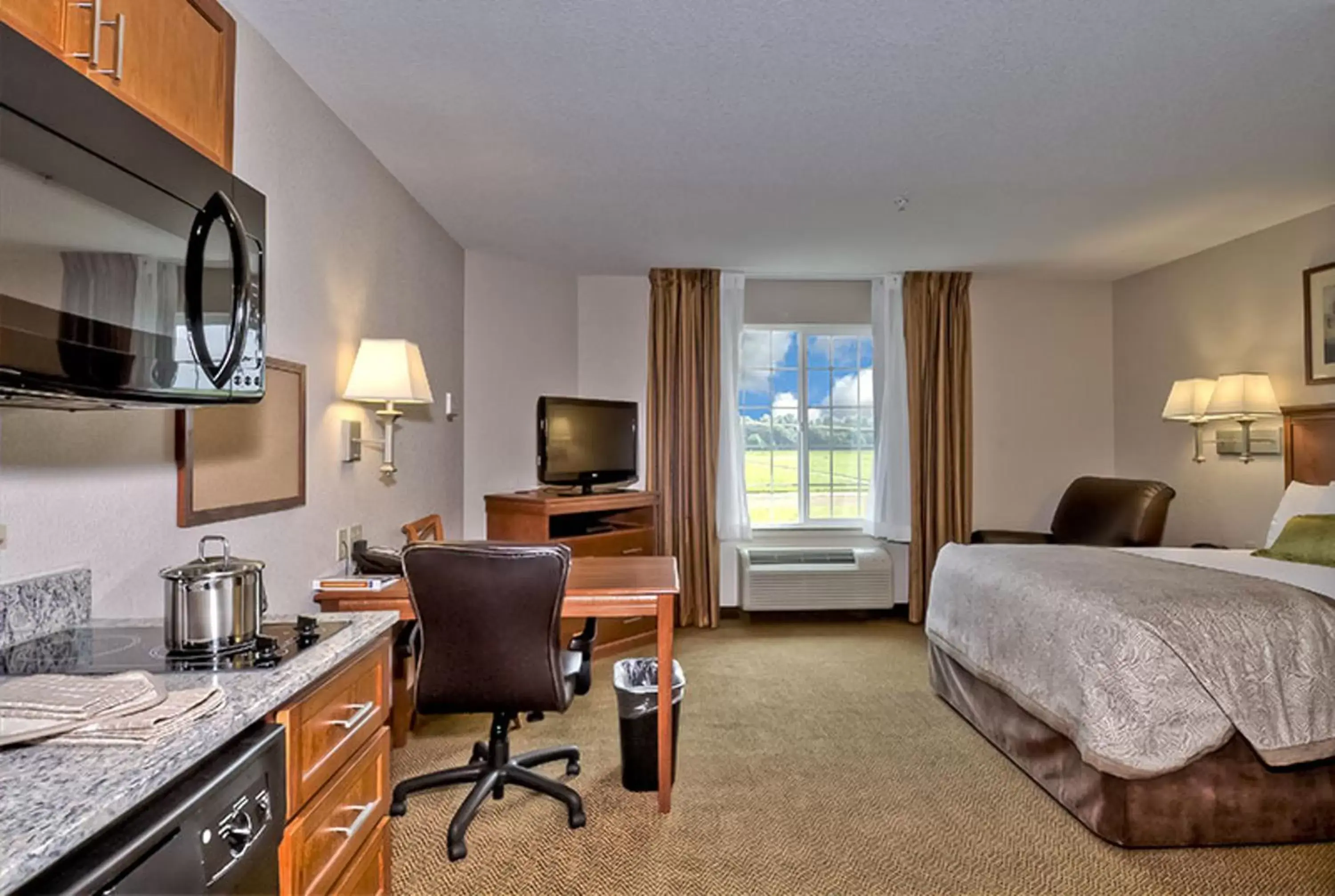 Photo of the whole room, TV/Entertainment Center in Candlewood Suites Burlington, an IHG Hotel