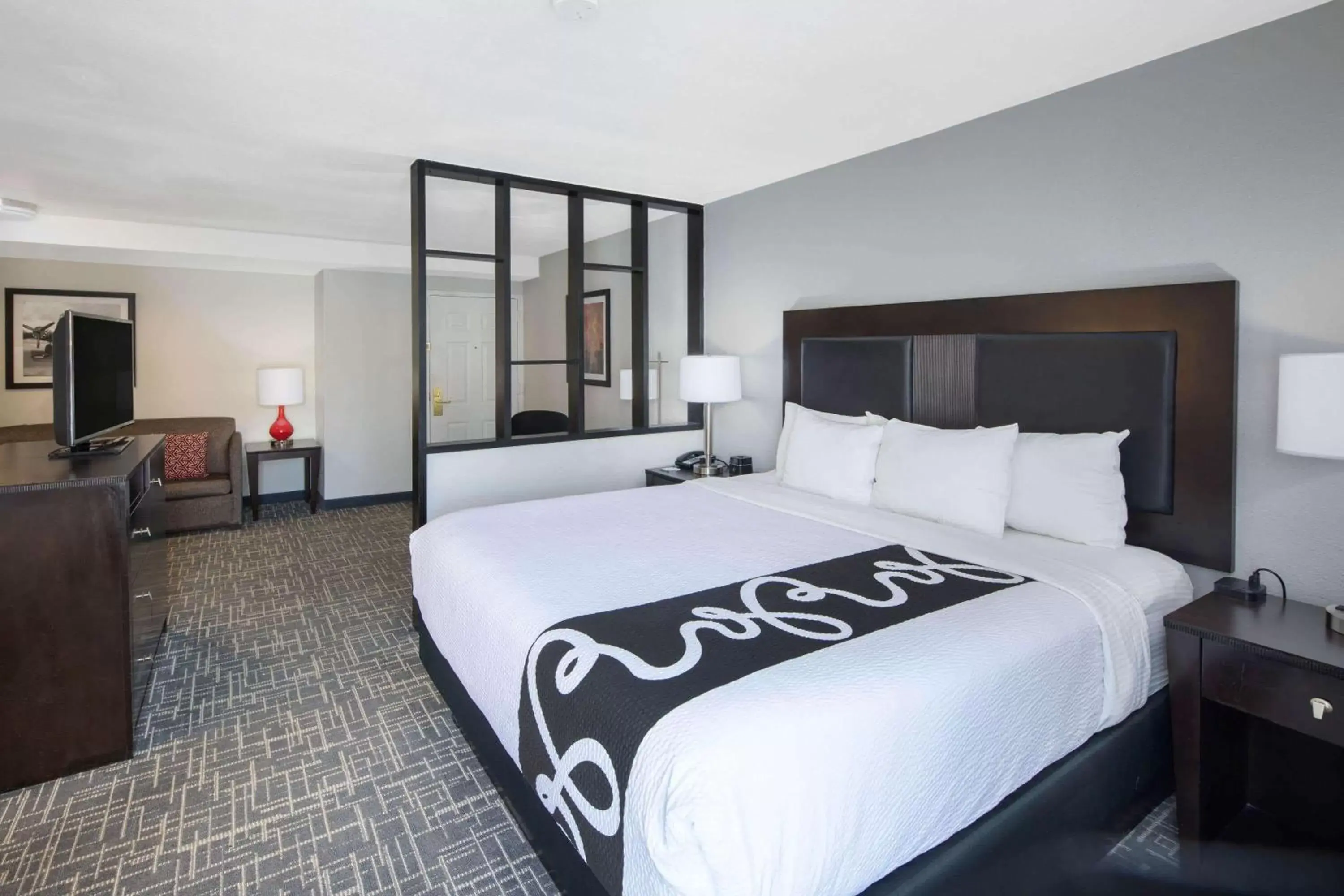 Photo of the whole room, Bed in La Quinta by Wyndham Atlanta Airport South