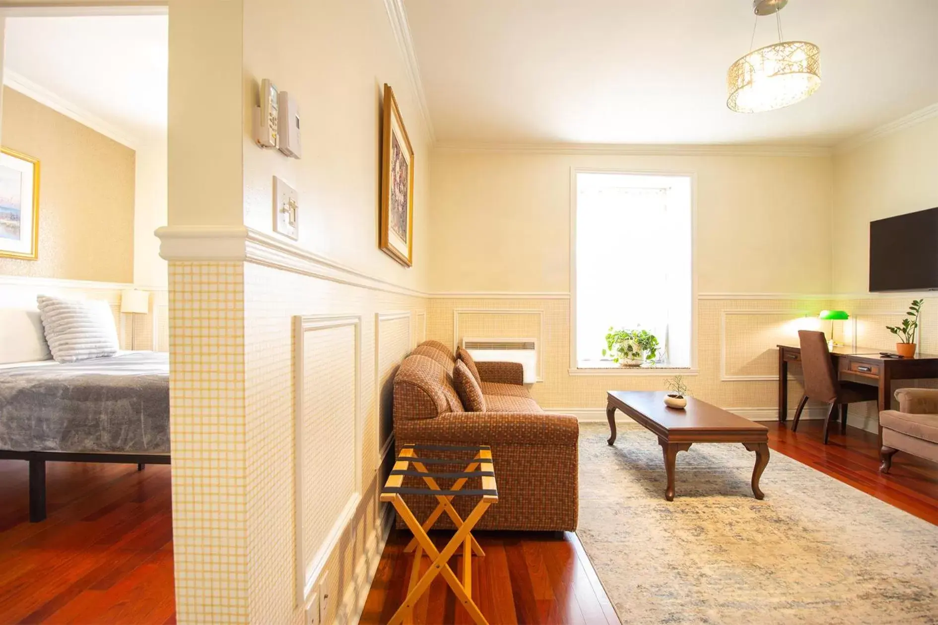 Bed, Seating Area in Parc Suites Hotel