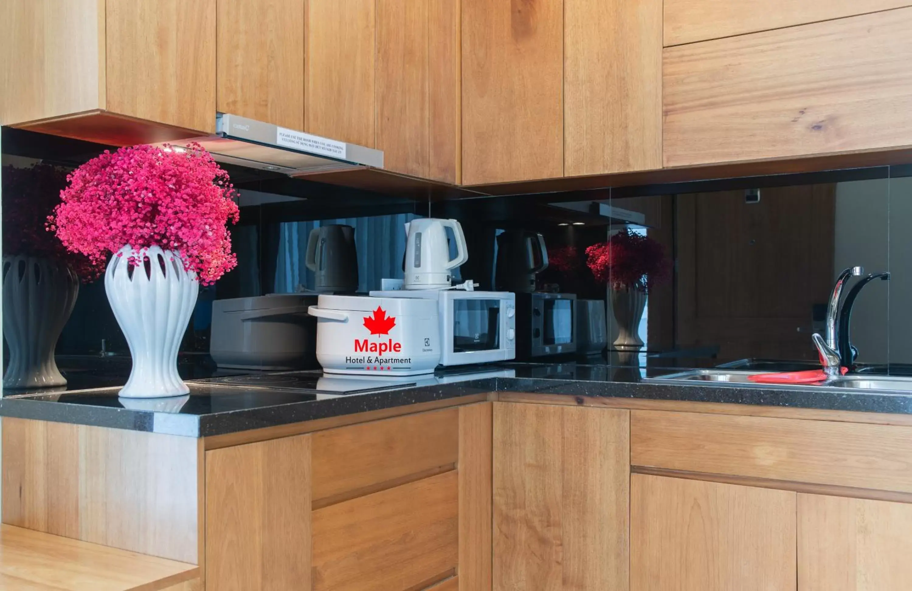 stove, Kitchen/Kitchenette in Maple Hotel & Apartment