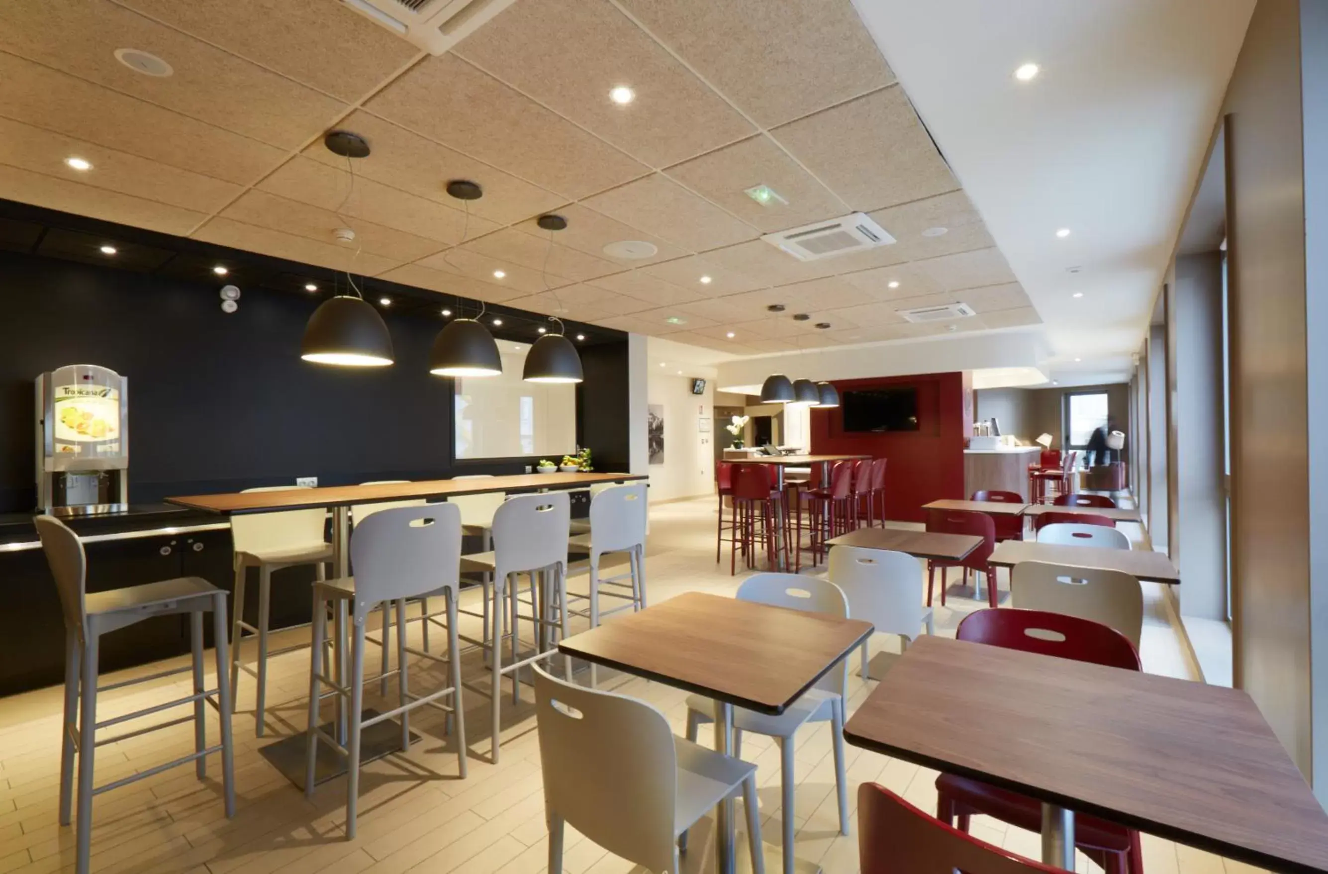 Lounge or bar, Restaurant/Places to Eat in Campanile Annemasse Gare– Genève