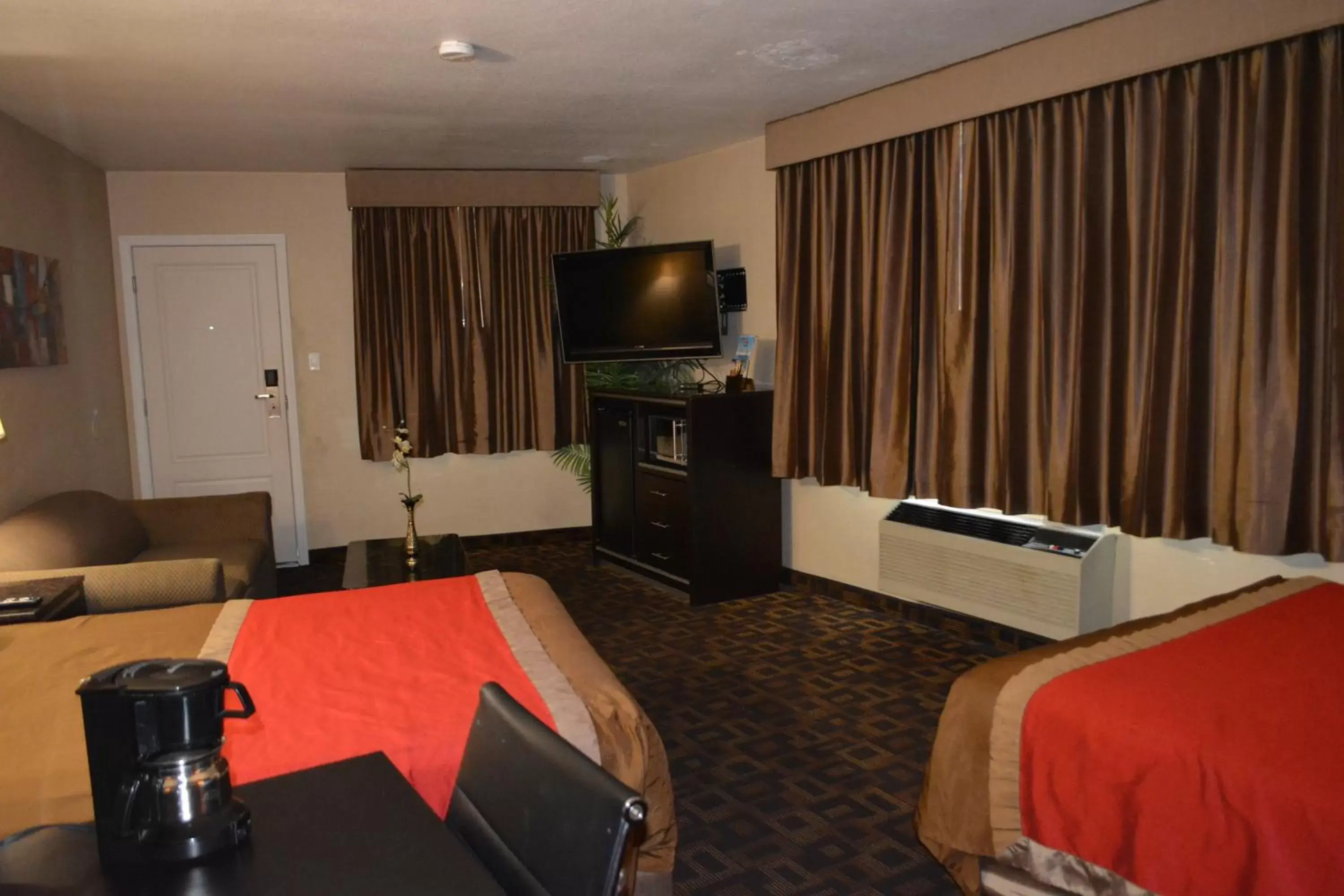 TV/Entertainment Center in Harbor Inn & Suites Oceanside