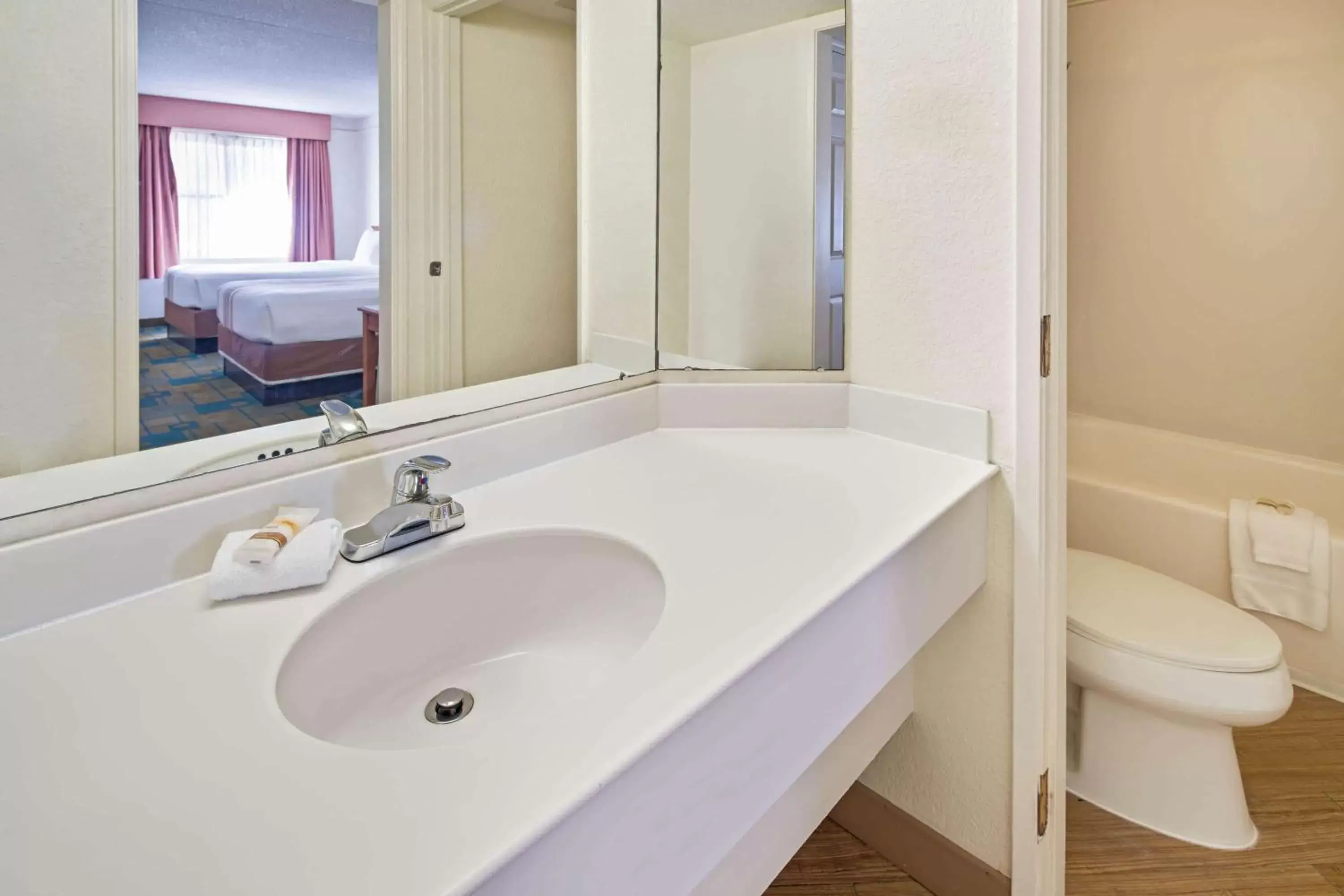 Bathroom in La Quinta Inn by Wyndham San Diego - Miramar