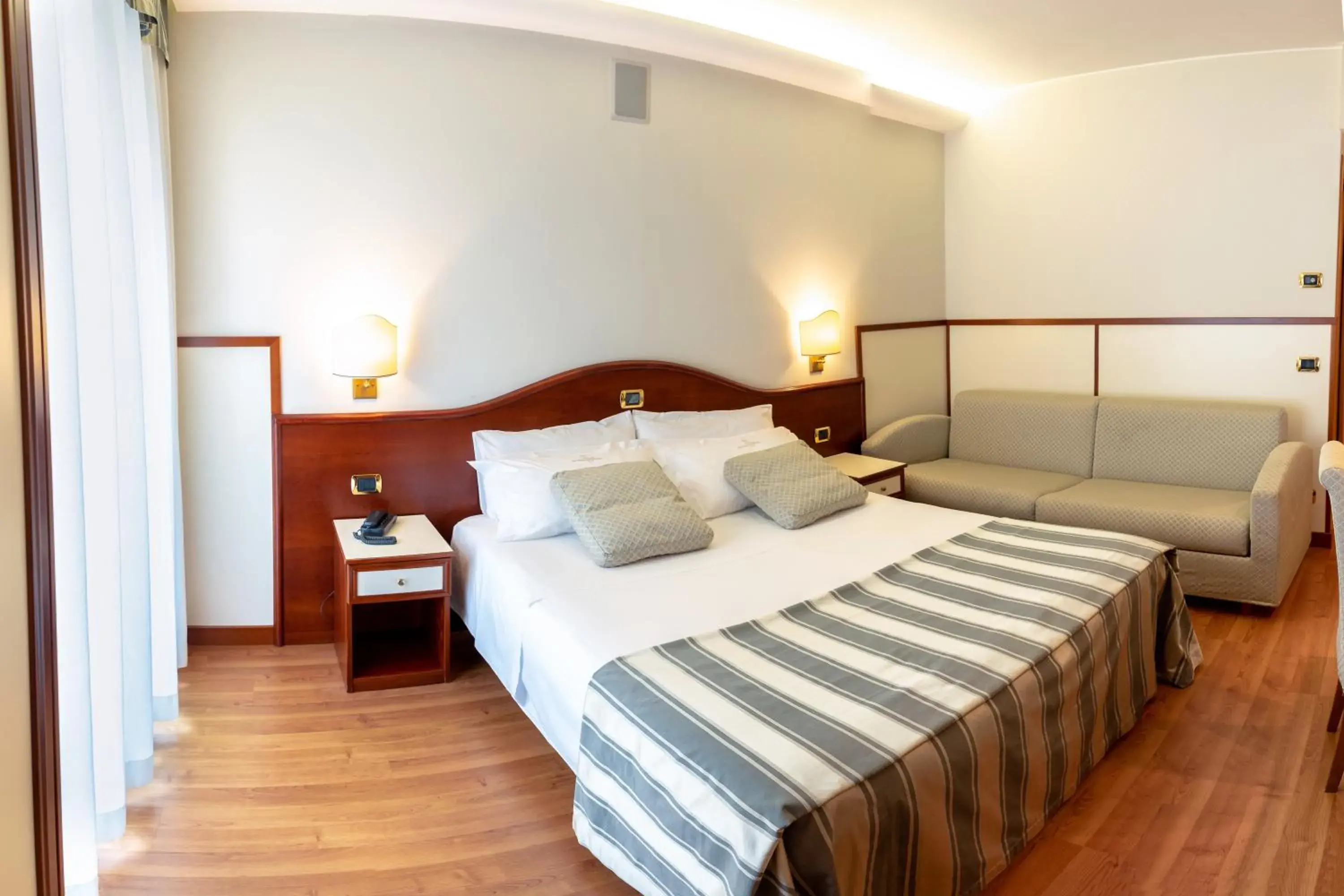 Photo of the whole room, Bed in Hotels Vidi Miramare & Delfino