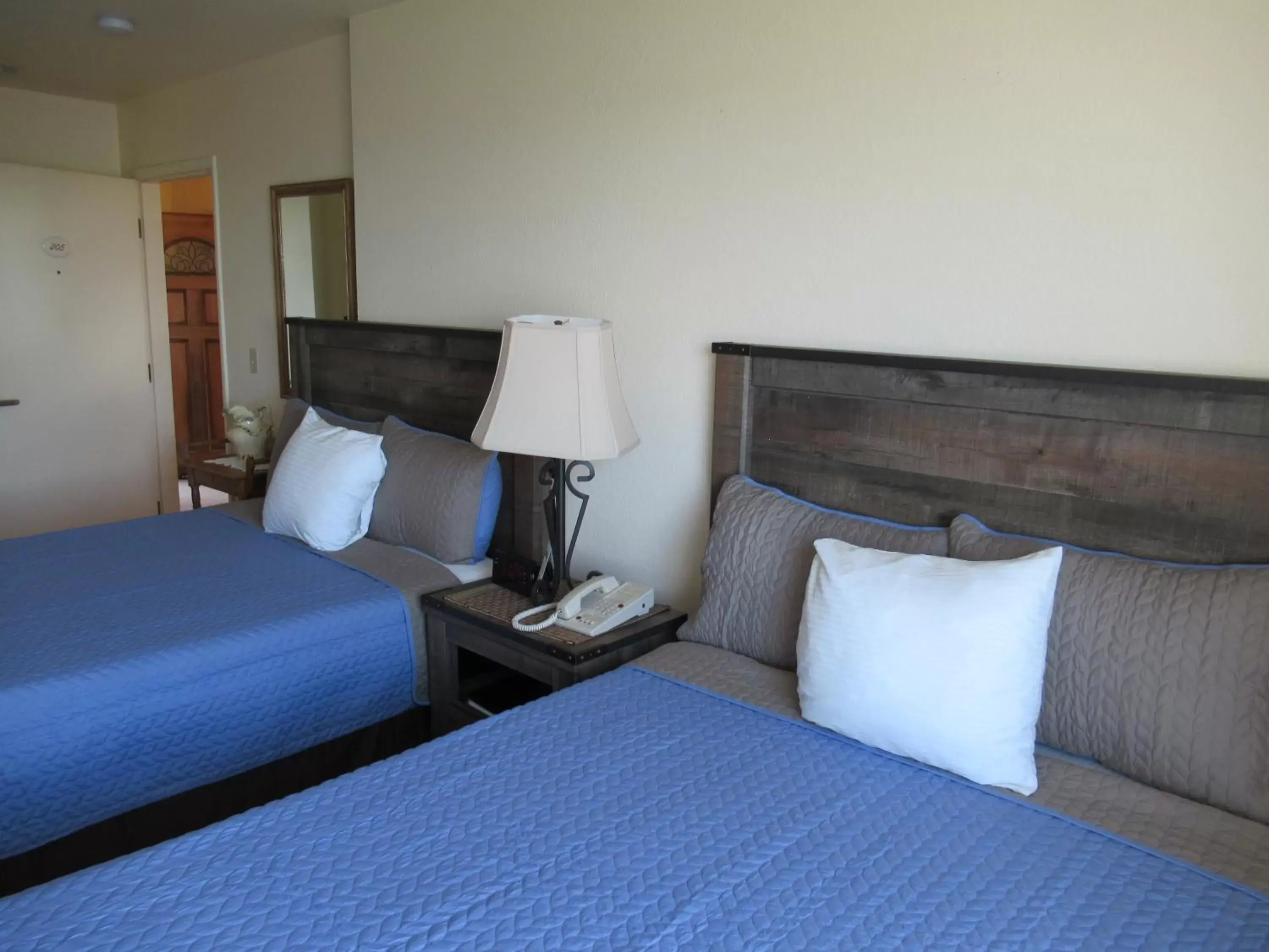Bed in Gualala Country Inn