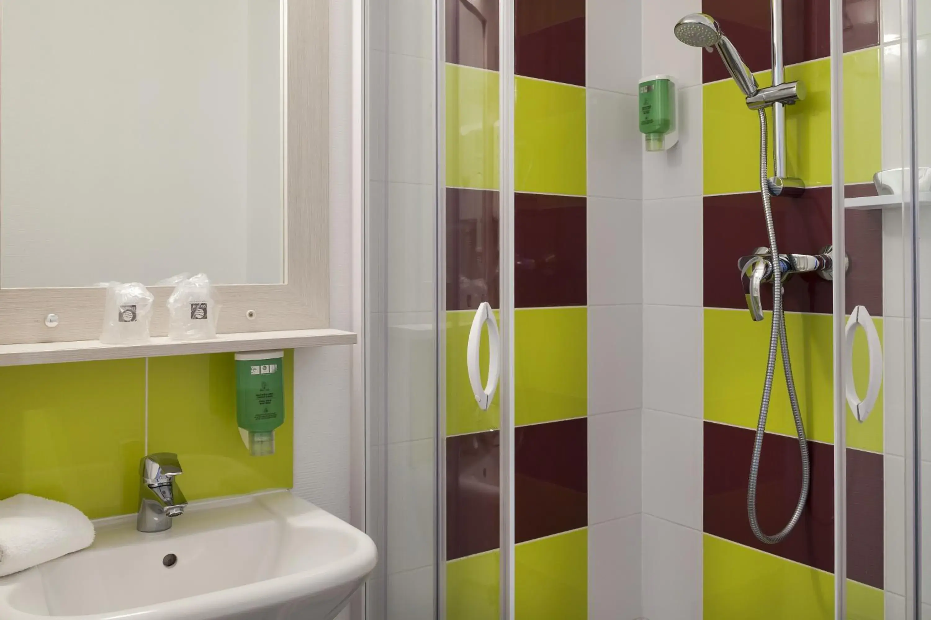 Bathroom in Comfort Hotel Orléans Olivet Bathroom in Comfort Hotel Orléans Olivet