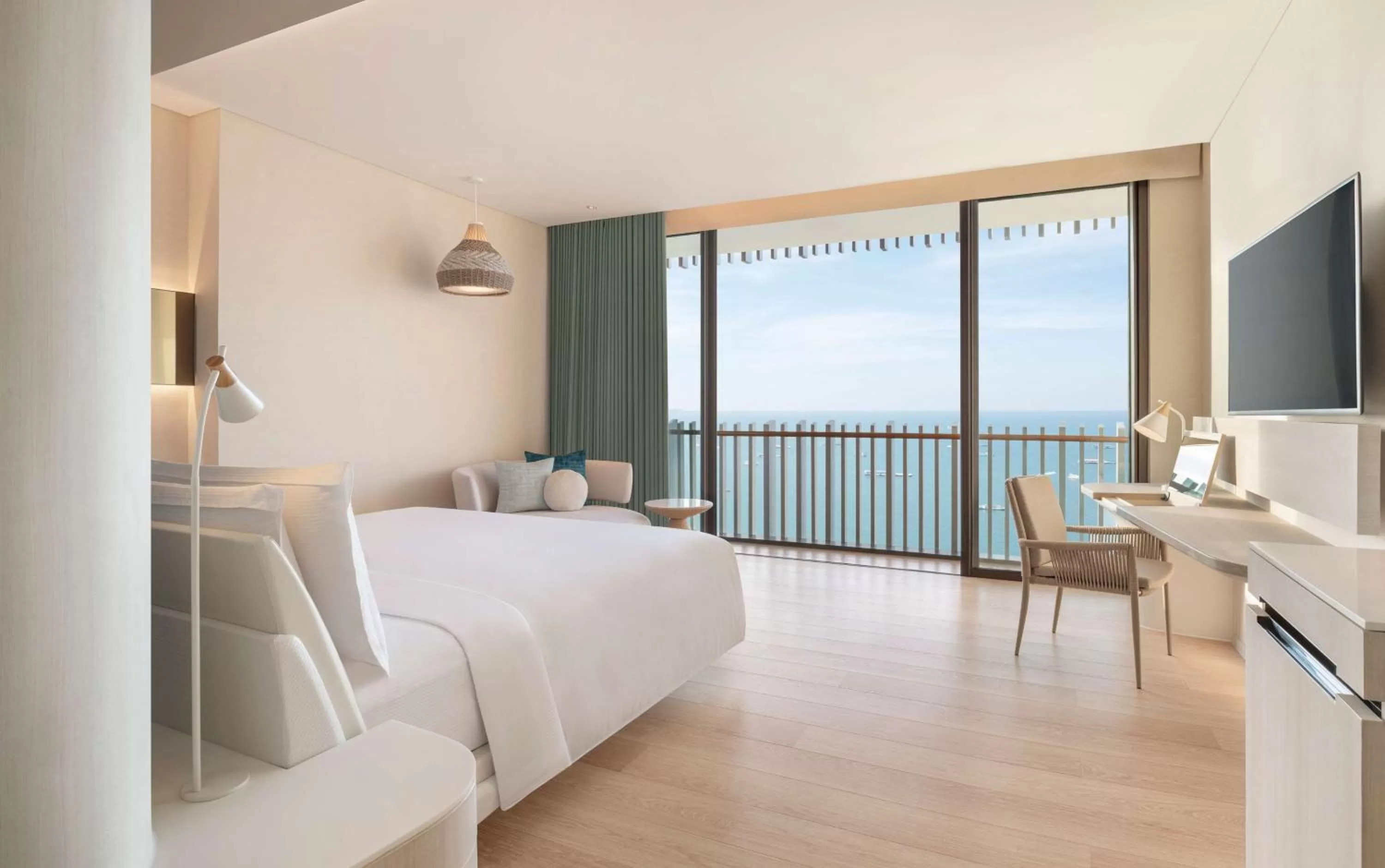 Bedroom, Bed in Hilton Pattaya