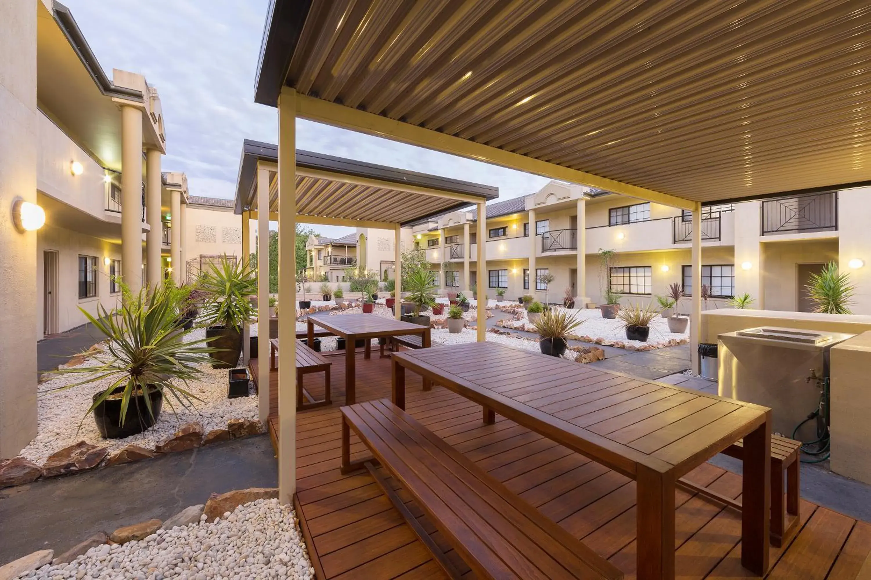 BBQ facilities, Restaurant/Places to Eat in Canberra Parklands Central Apartment Hotel