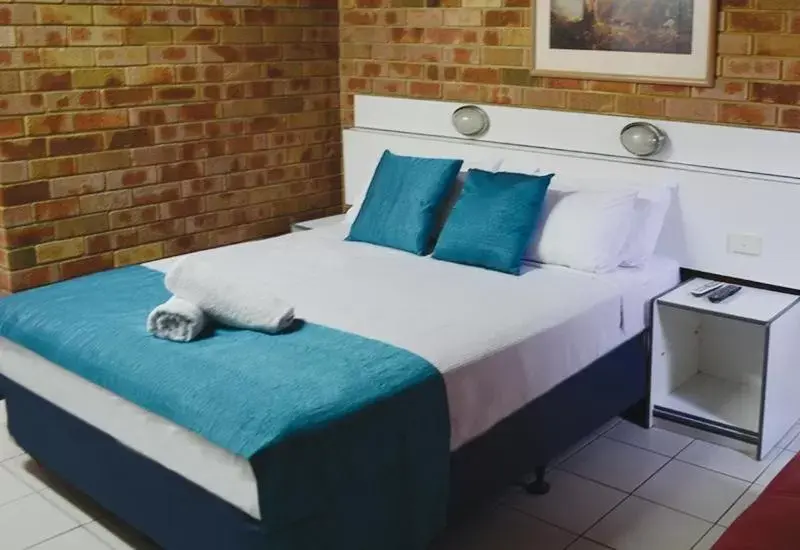 Bed in Marco Polo Motor Inn Sydney