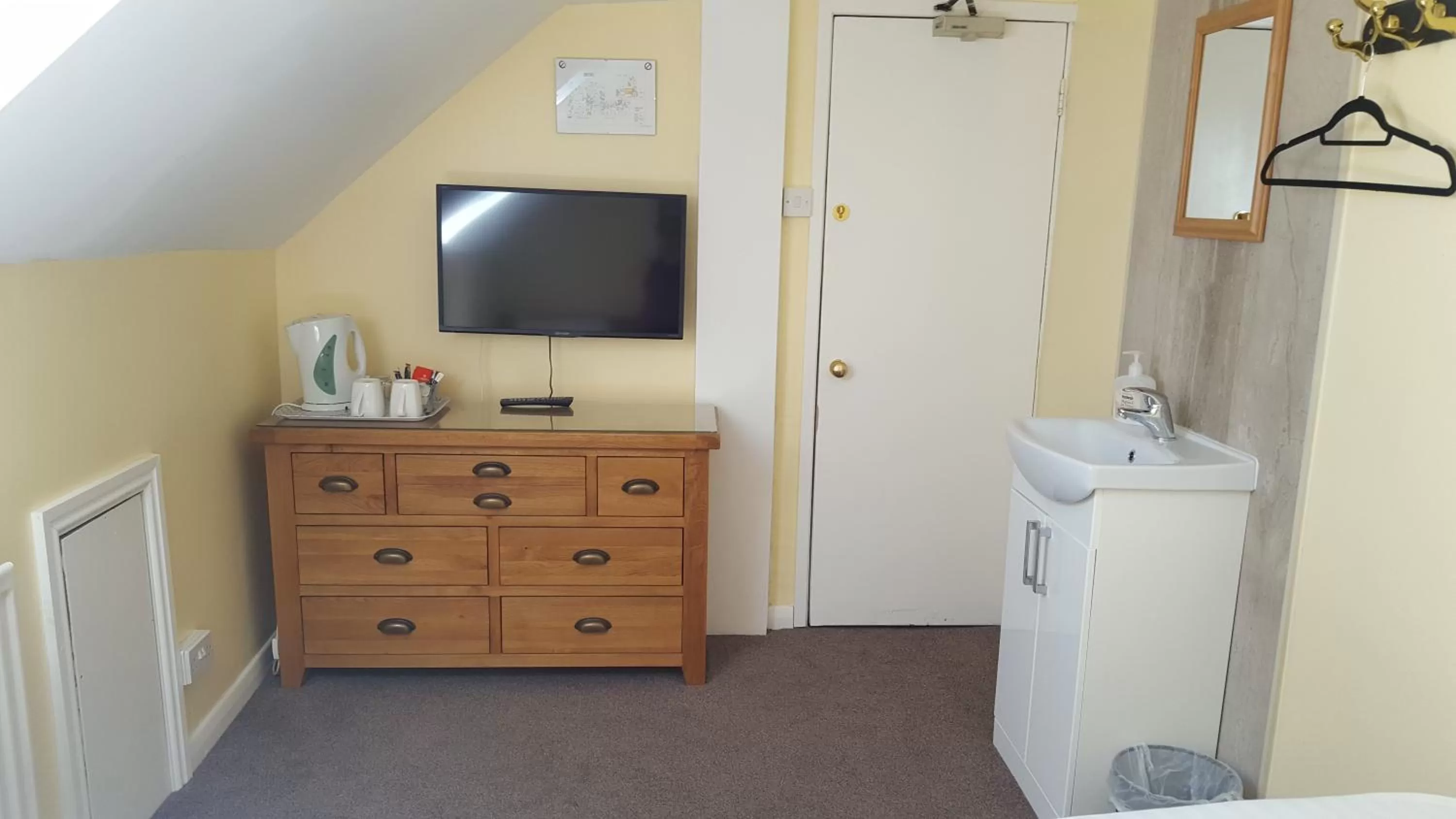 TV and multimedia, TV/Entertainment Center in The Beacon Hotel