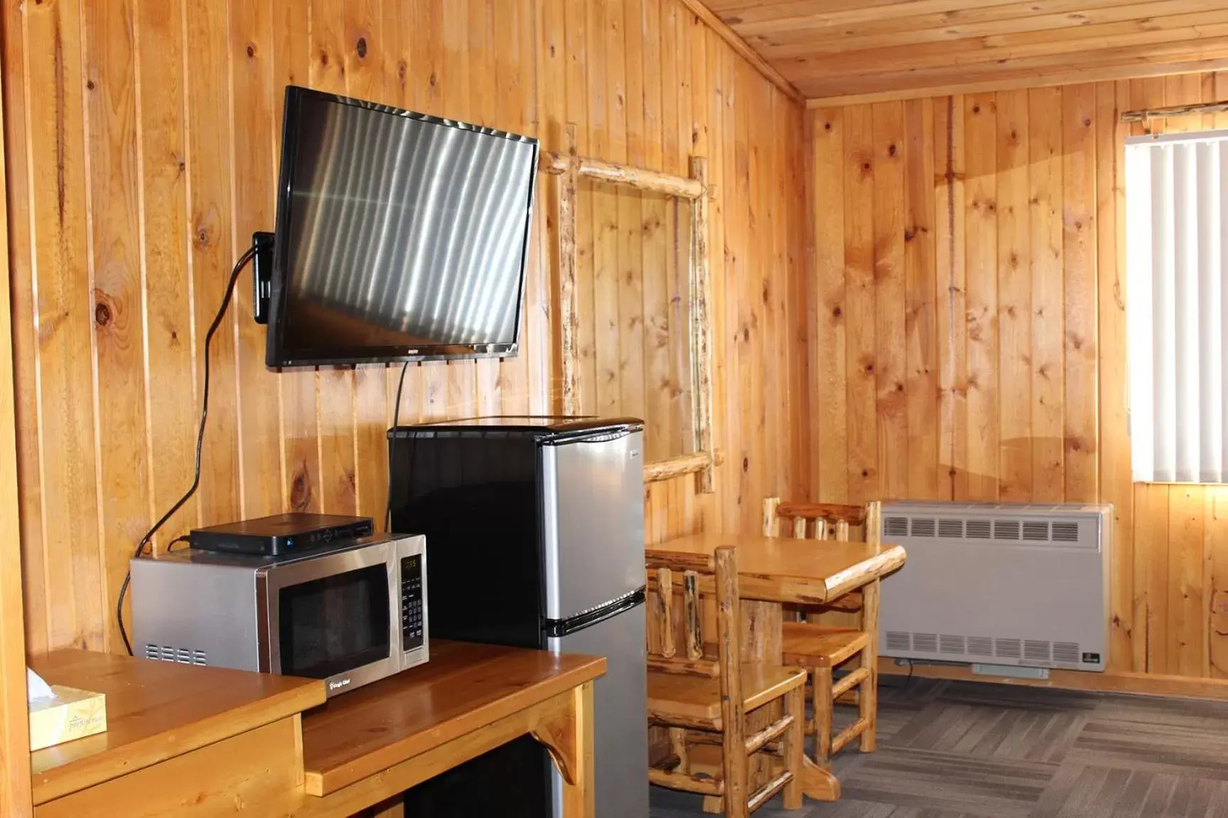 TV and multimedia, TV/Entertainment Center in Boulder Inn