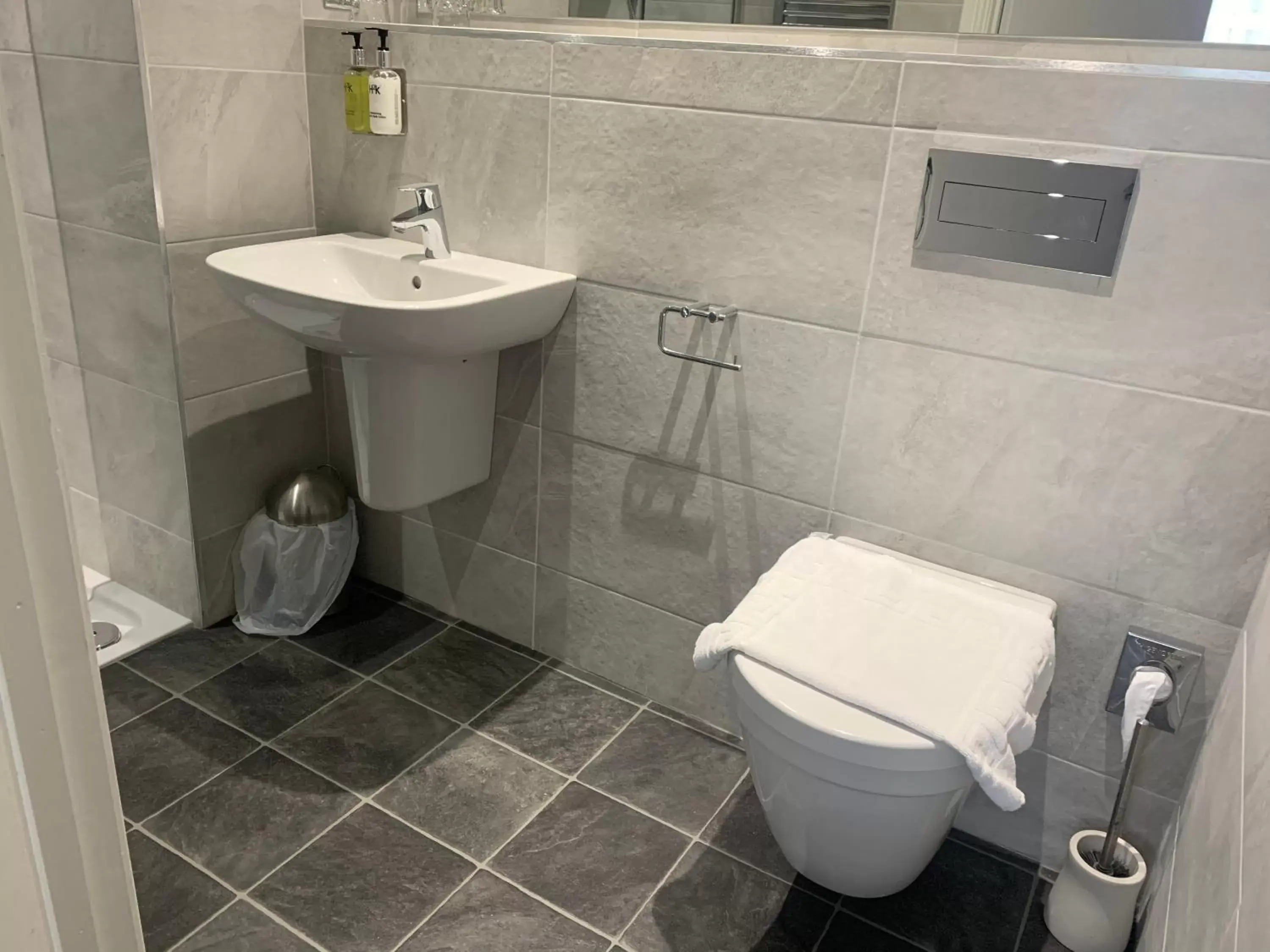 Bathroom in Hedley House Hotel & Apartments